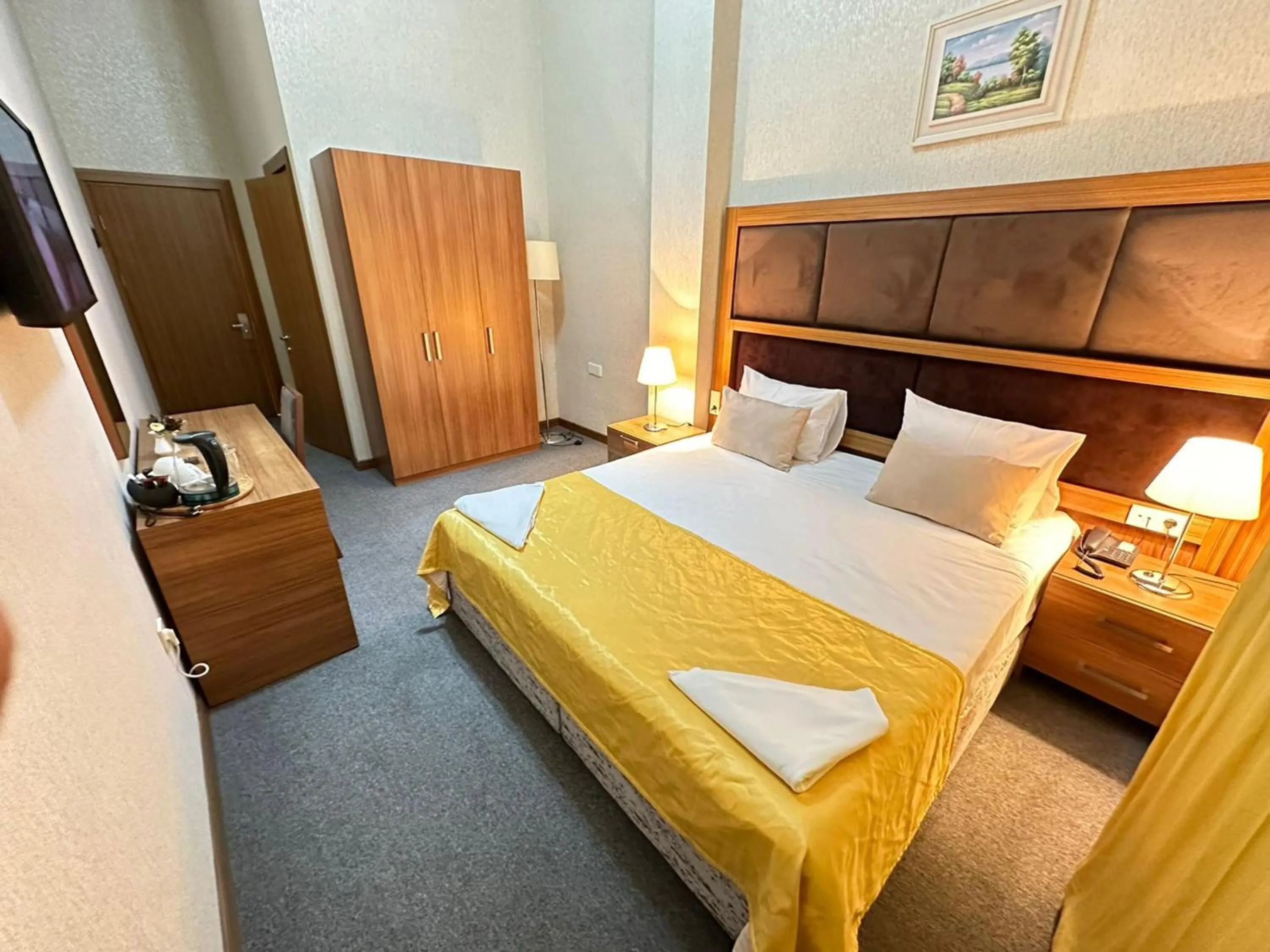 Photo of the whole room, Bed in Turkiye Hotel - Free Massage