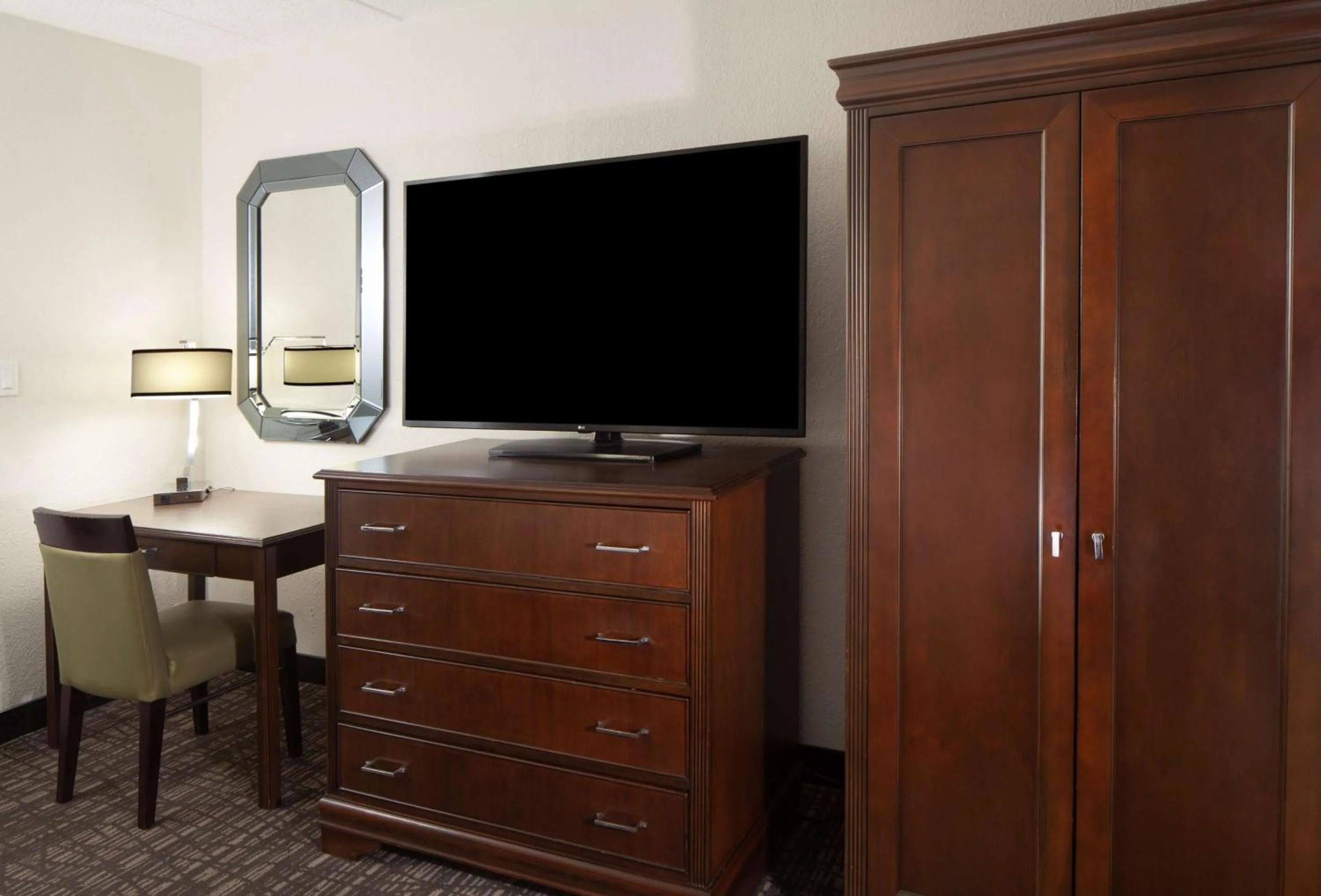 Bedroom in Embassy Suites by Hilton Philadelphia Airport