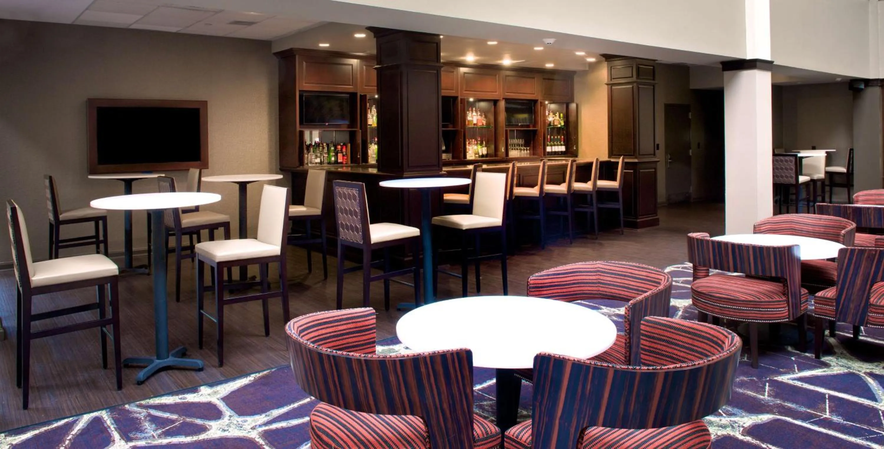 Lounge or bar in Embassy Suites by Hilton Philadelphia Airport