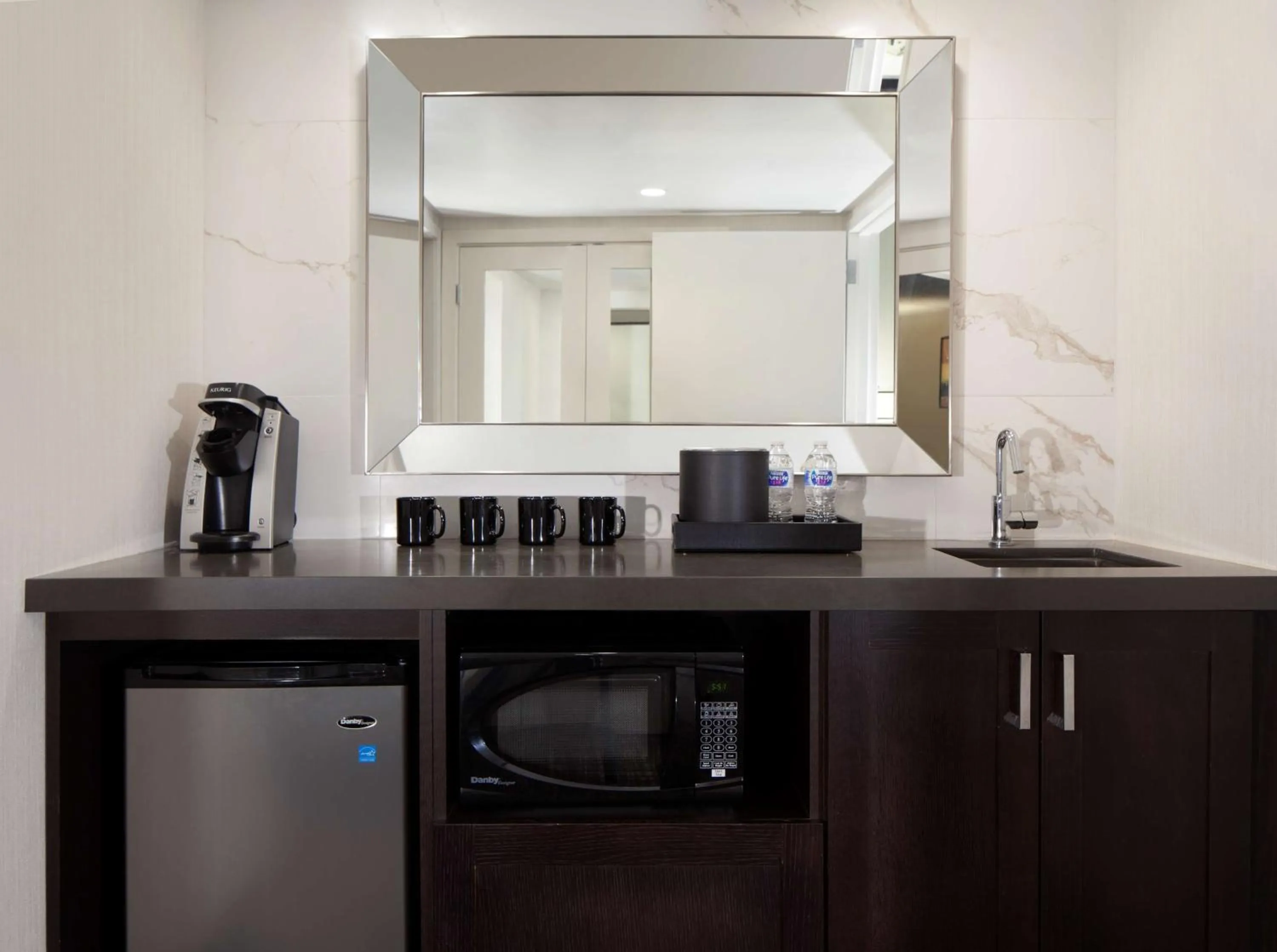 Photo of the whole room in Embassy Suites by Hilton Philadelphia Airport