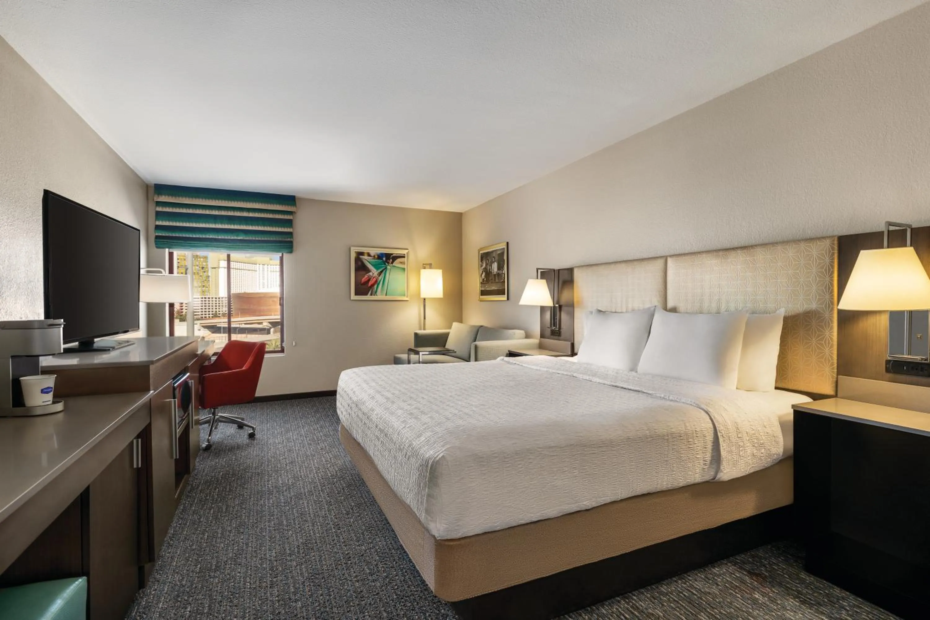 Living room, Bed in Hampton Inn Tropicana