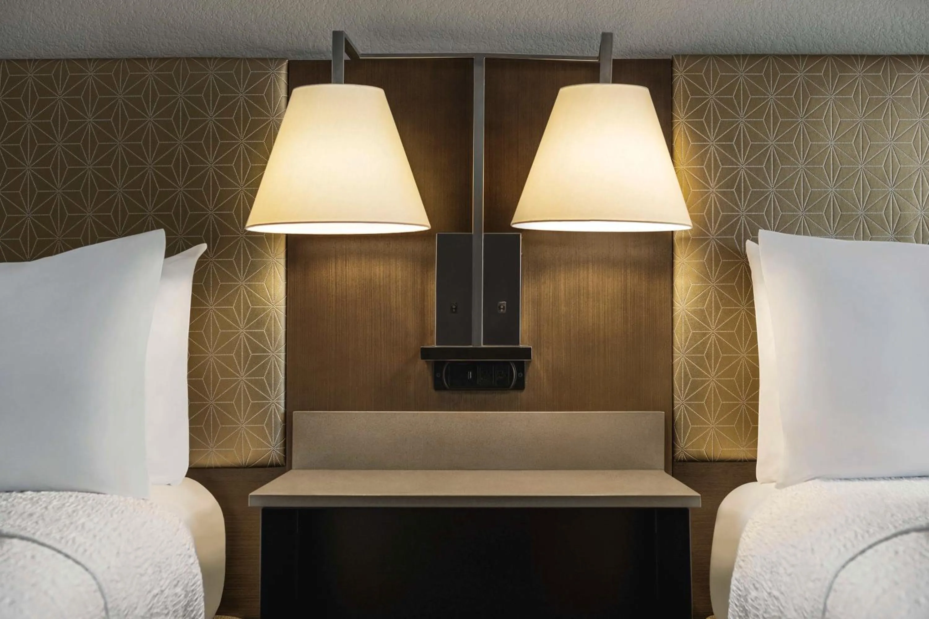 Property building, Bed in Hampton Inn Tropicana