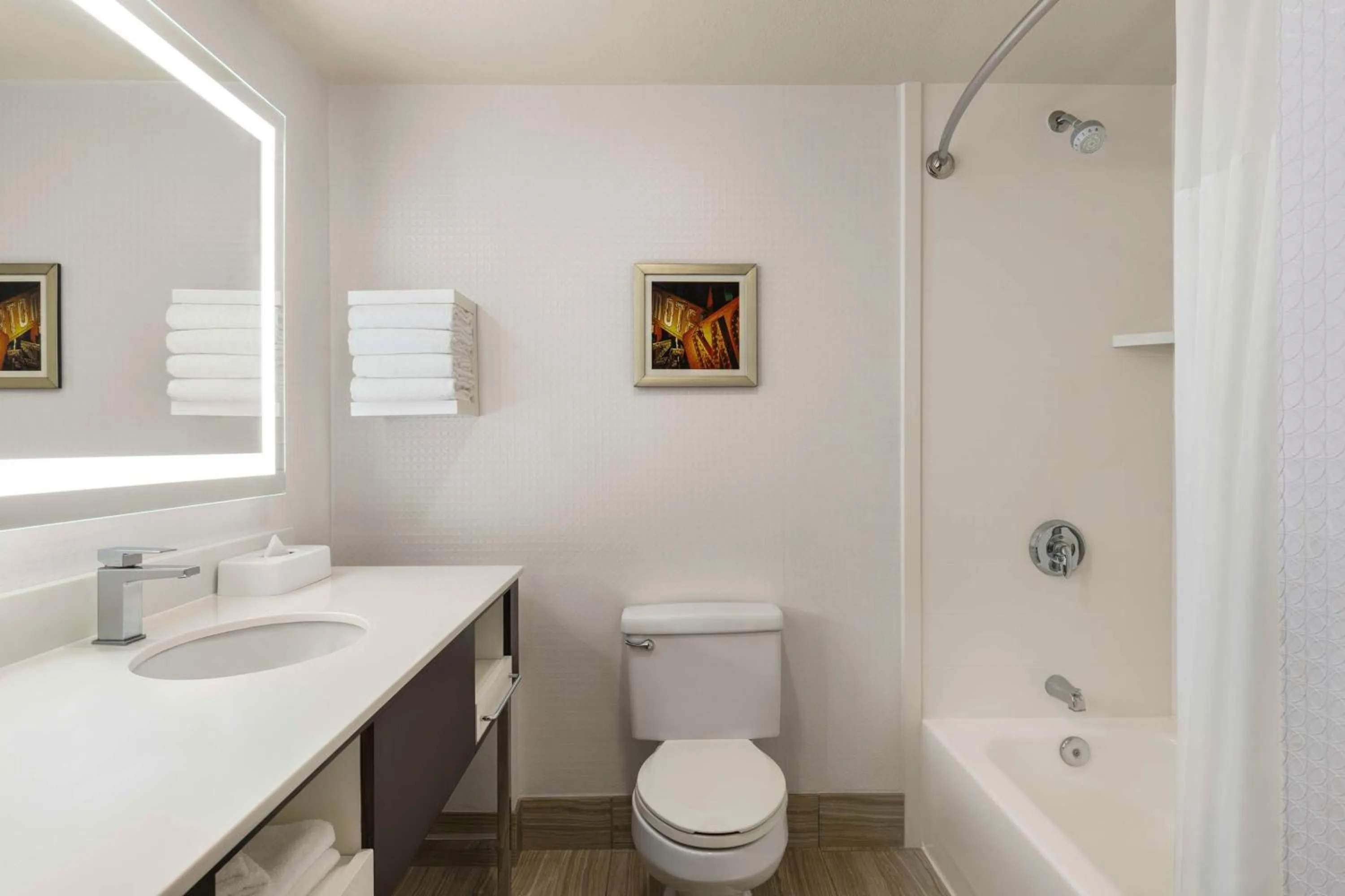 Property building in Hampton Inn Tropicana