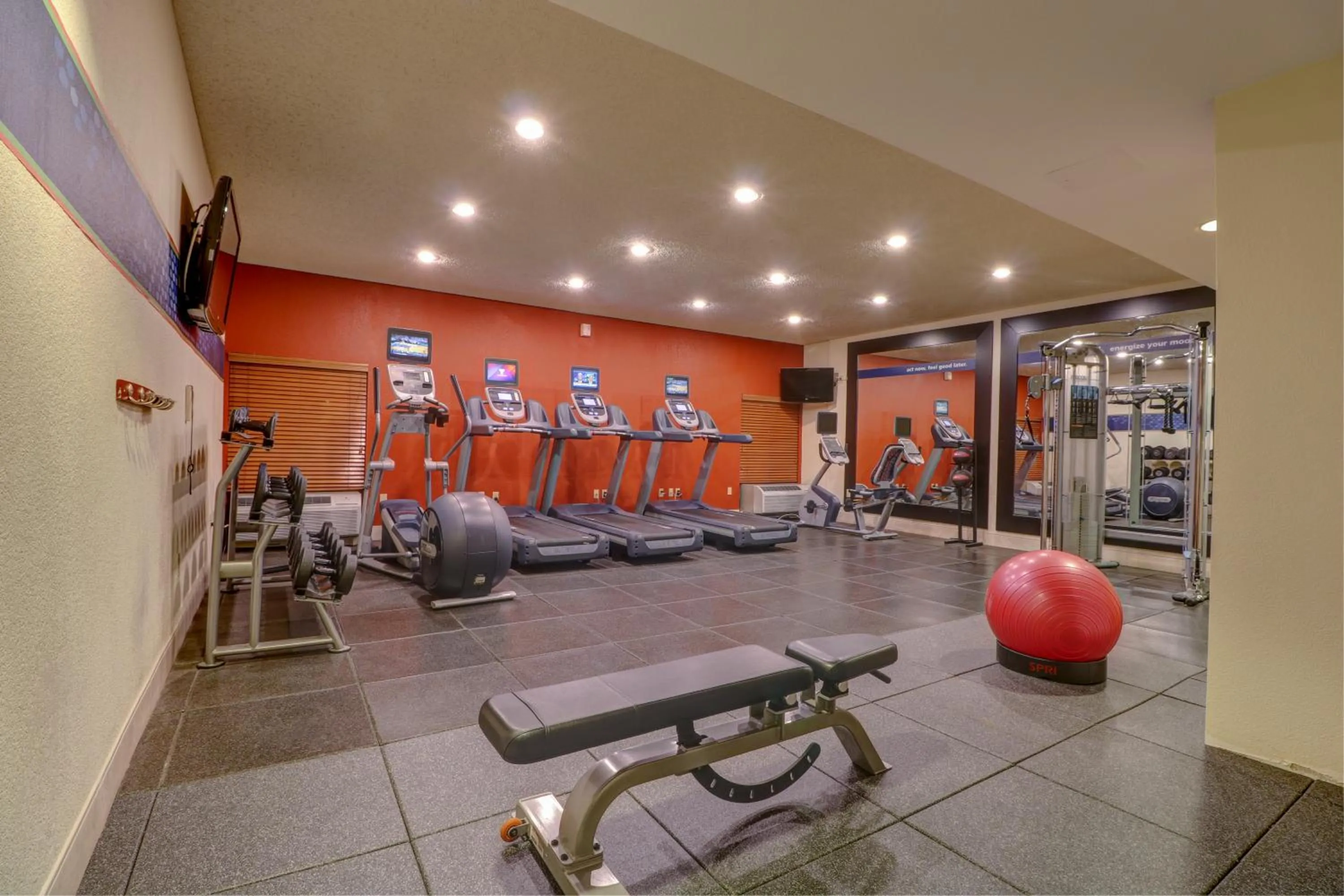 Fitness centre/facilities in Hampton Inn Tropicana