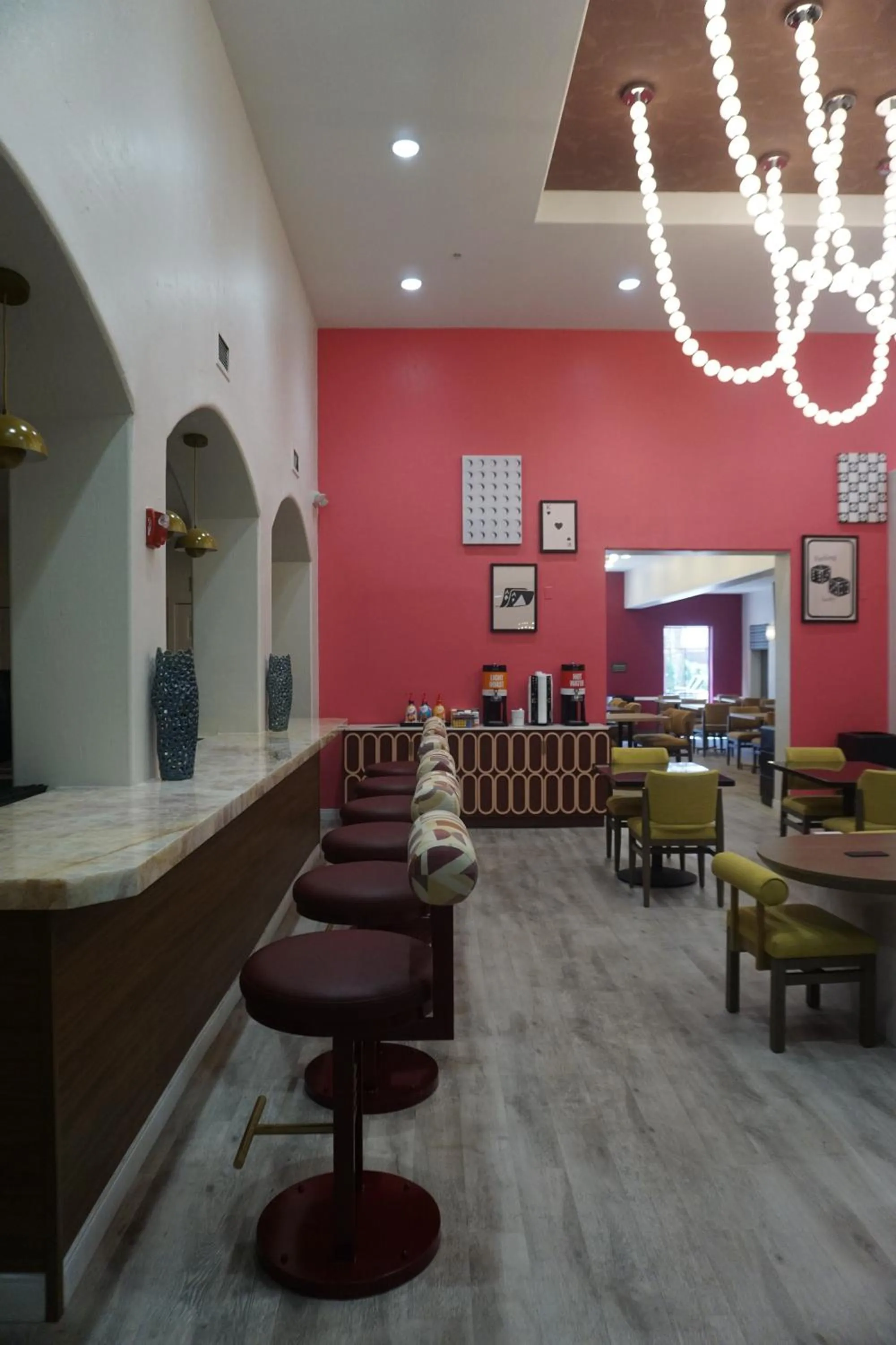 Restaurant/places to eat in Hampton Inn Tropicana