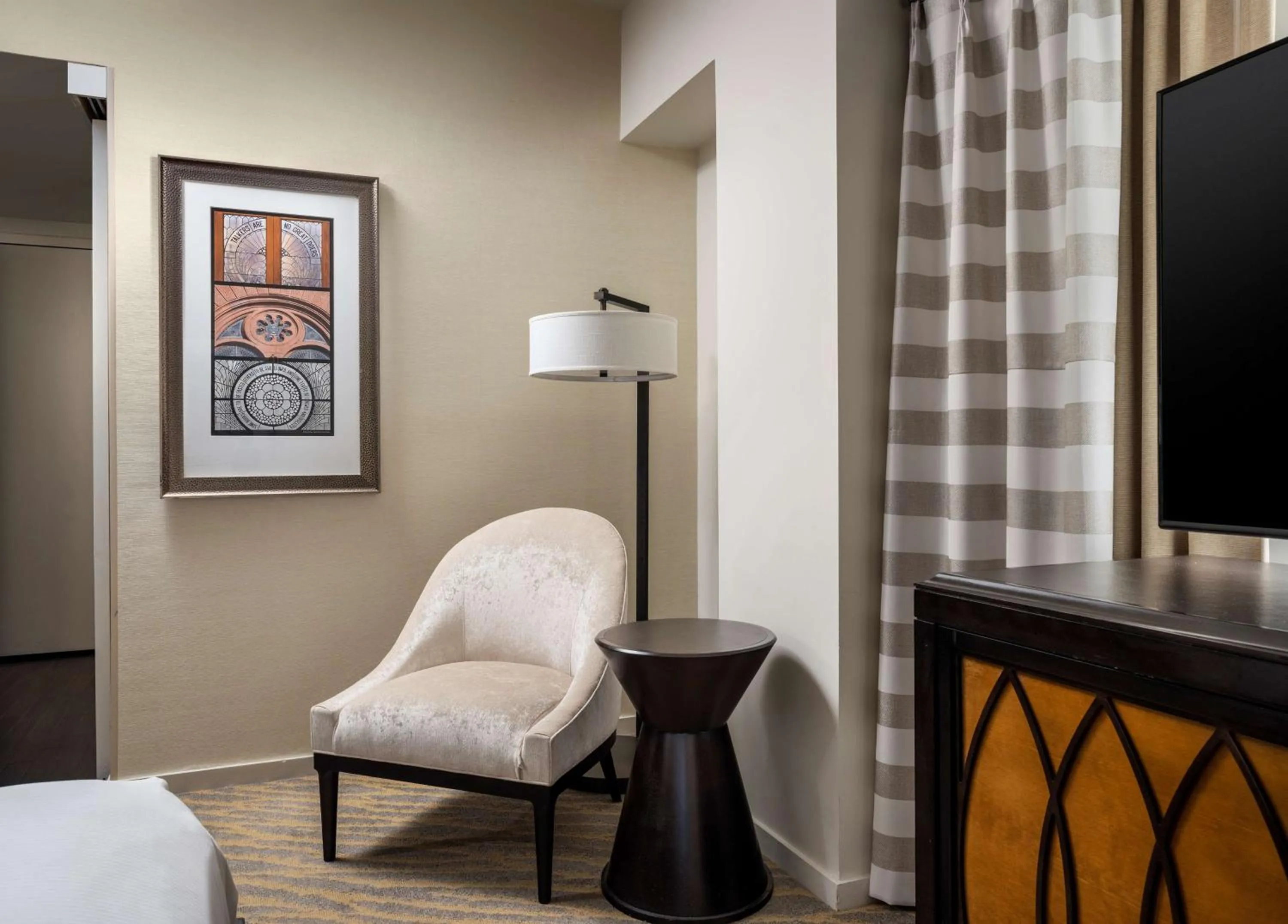 Living room, Bed in The Inn at Penn, A Hilton Hotel