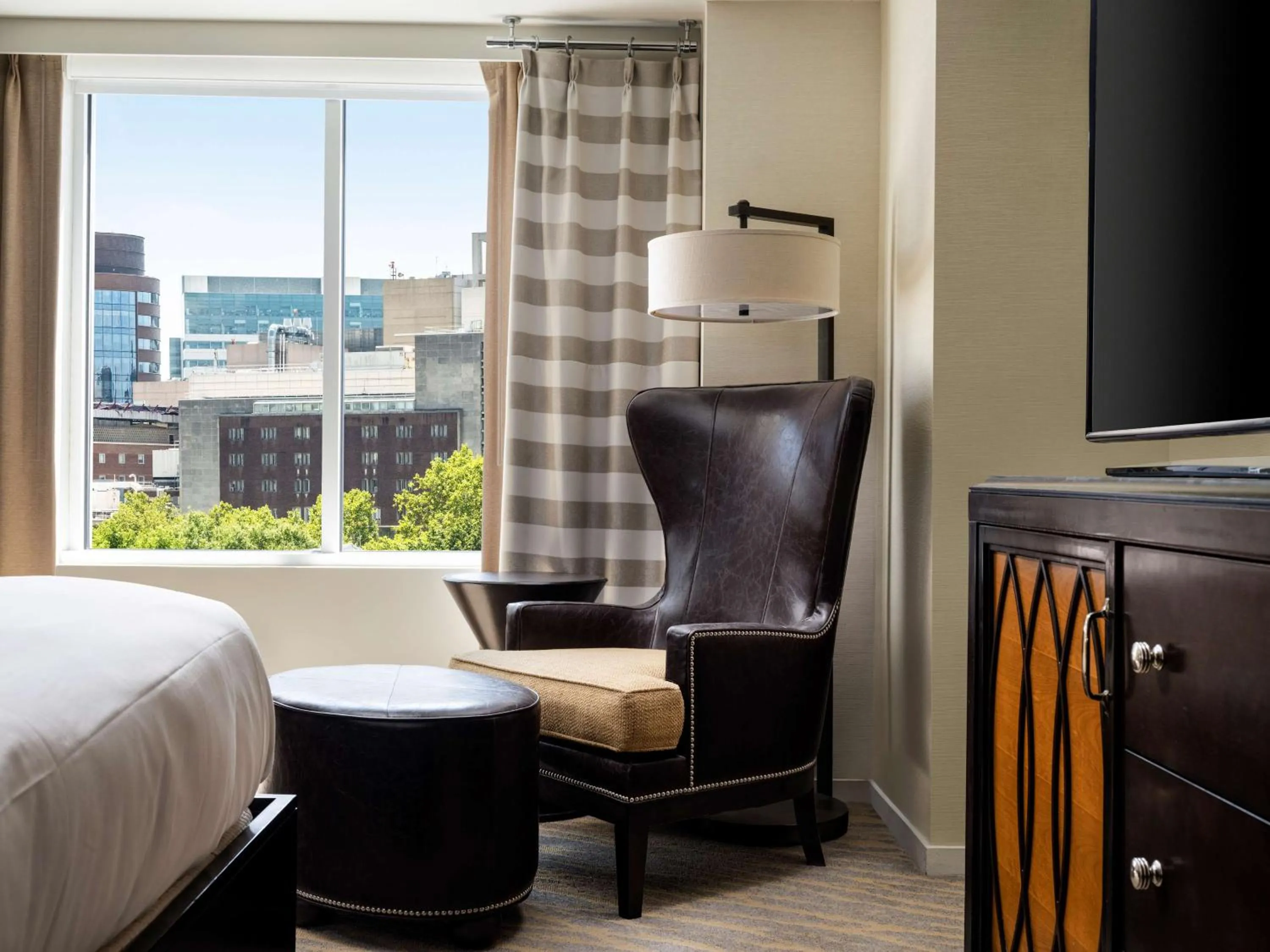 Living room, Bed in The Inn at Penn, A Hilton Hotel