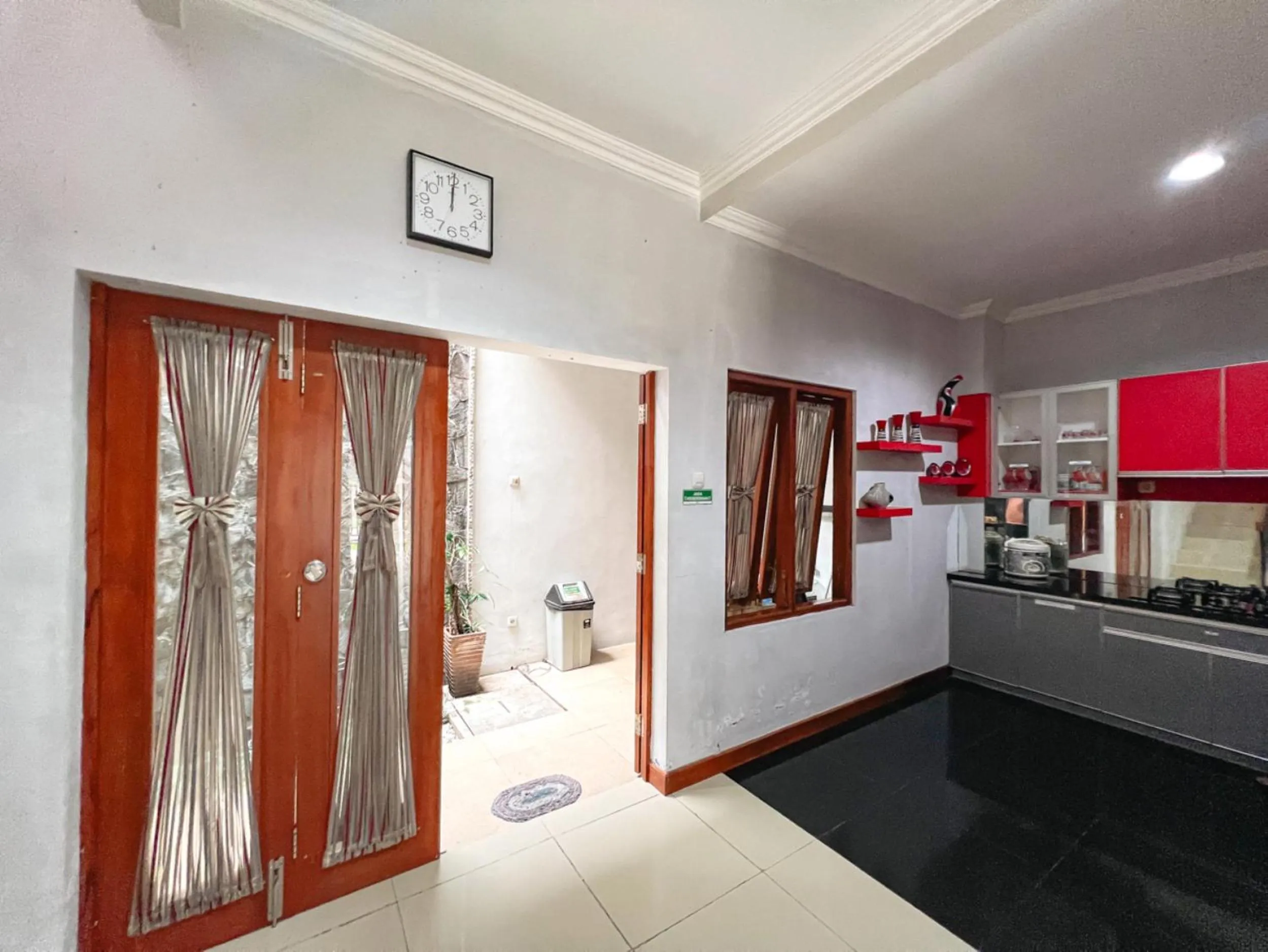 kitchen in Homestay Simply Homy Jogja dekat Ambarukmo plaza