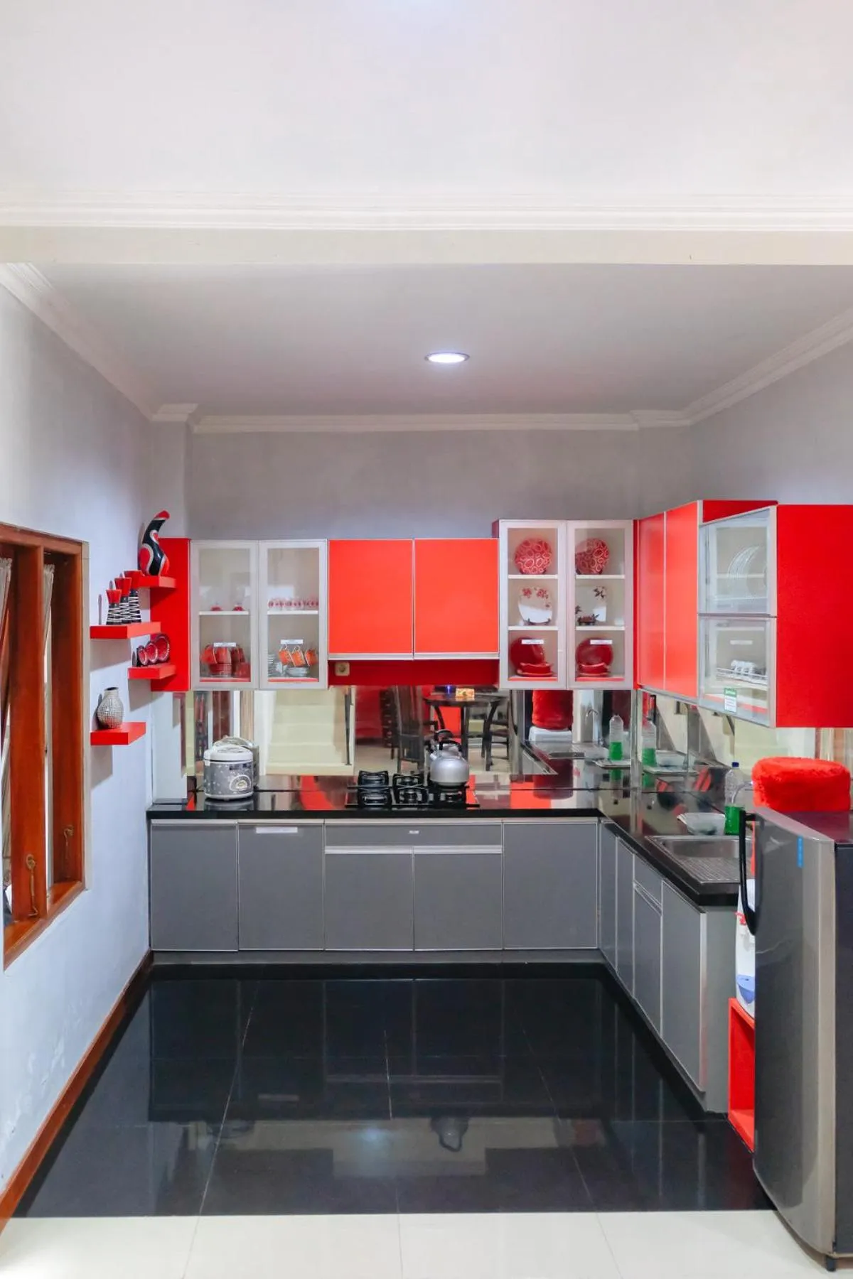 kitchen in Homestay Simply Homy Jogja dekat Ambarukmo plaza