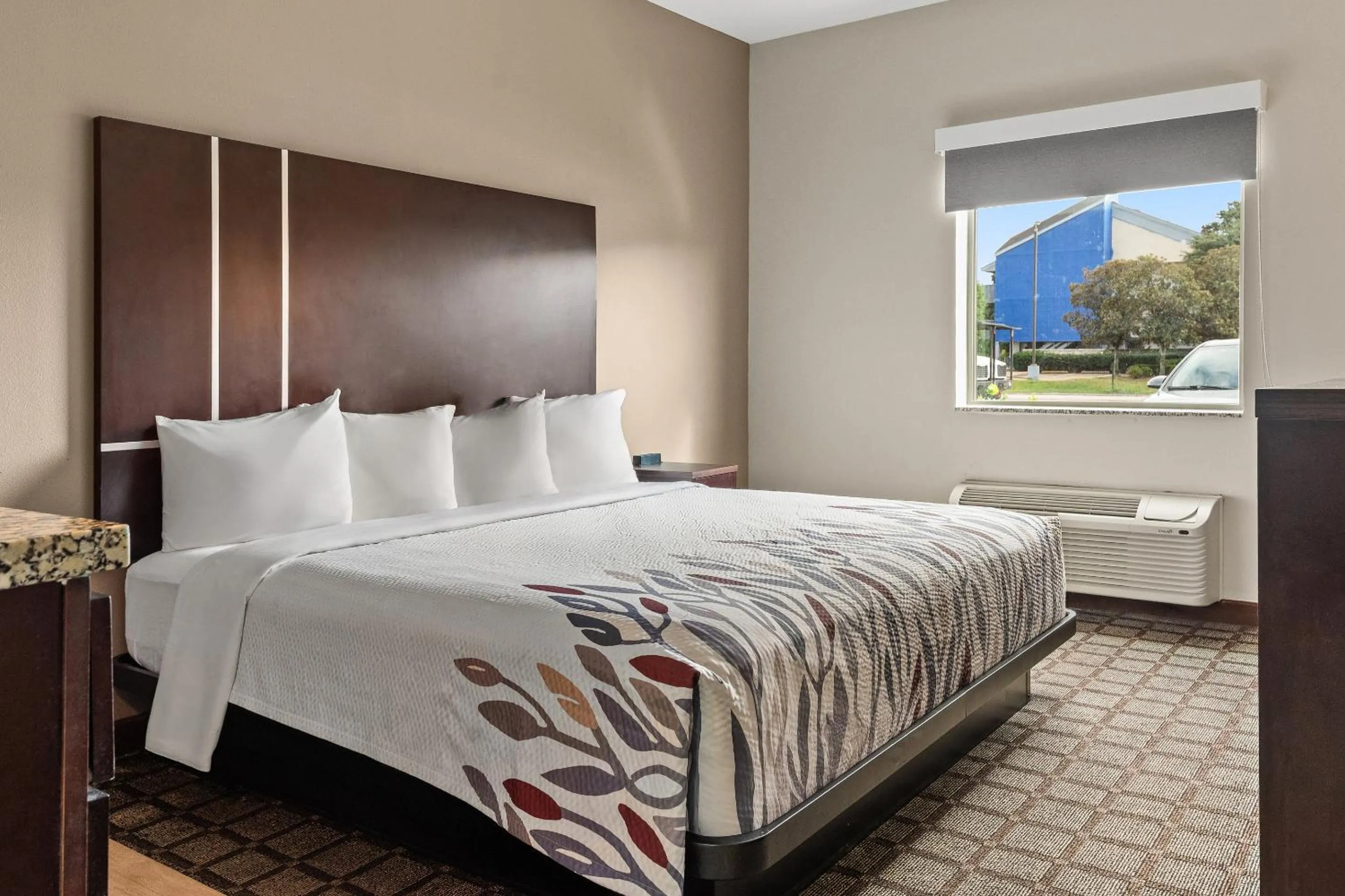 Bedroom, Bed in Red Roof Inn Baton Rouge