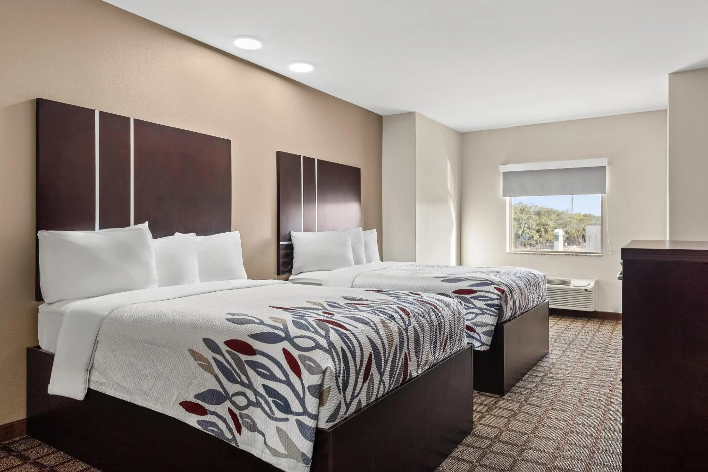 Bedroom, Bed in Red Roof Inn Baton Rouge