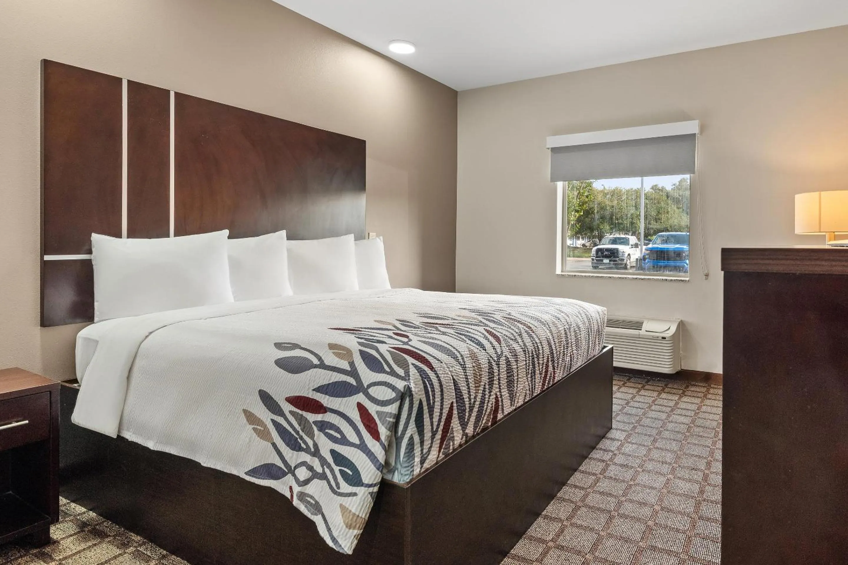 Bedroom, Bed in Red Roof Inn Baton Rouge