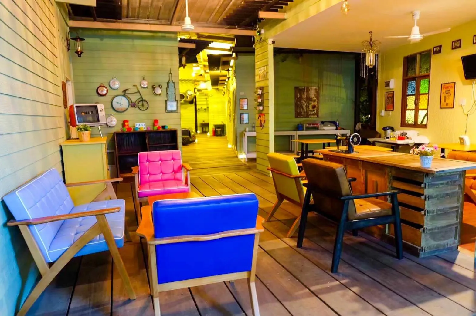 Lobby or reception in RoomQuest Amphawa Floating Market