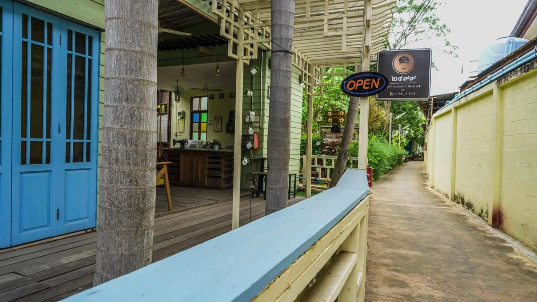 Facade/entrance in RoomQuest Amphawa Floating Market