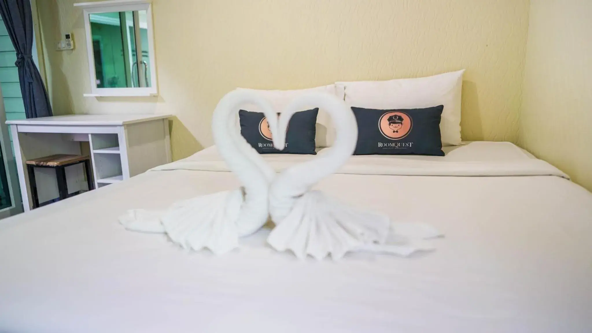 Budget Triple Room in RoomQuest Amphawa Floating Market Budget Triple Room in RoomQuest Amphawa Floating Market