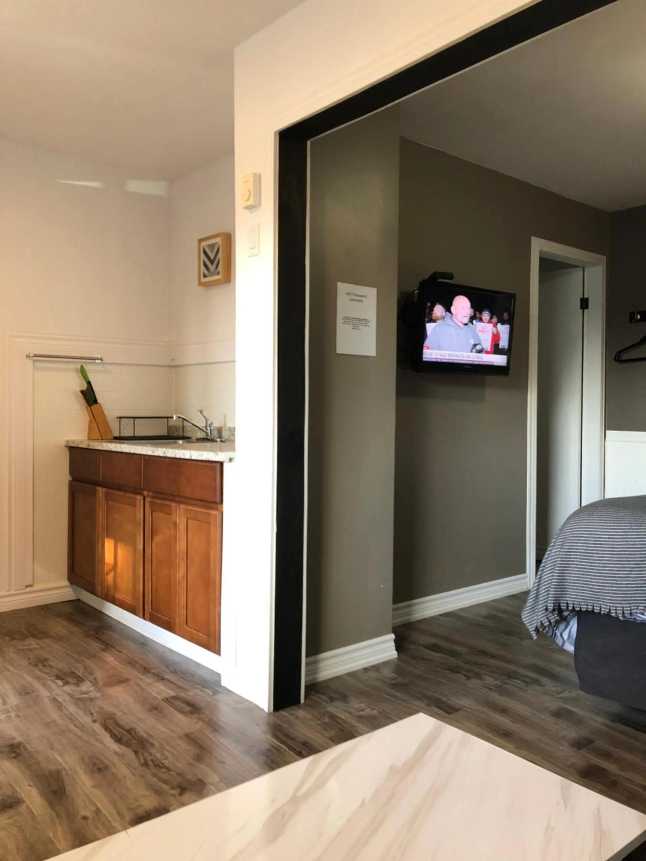 Kitchen or kitchenette in Greenside Motel