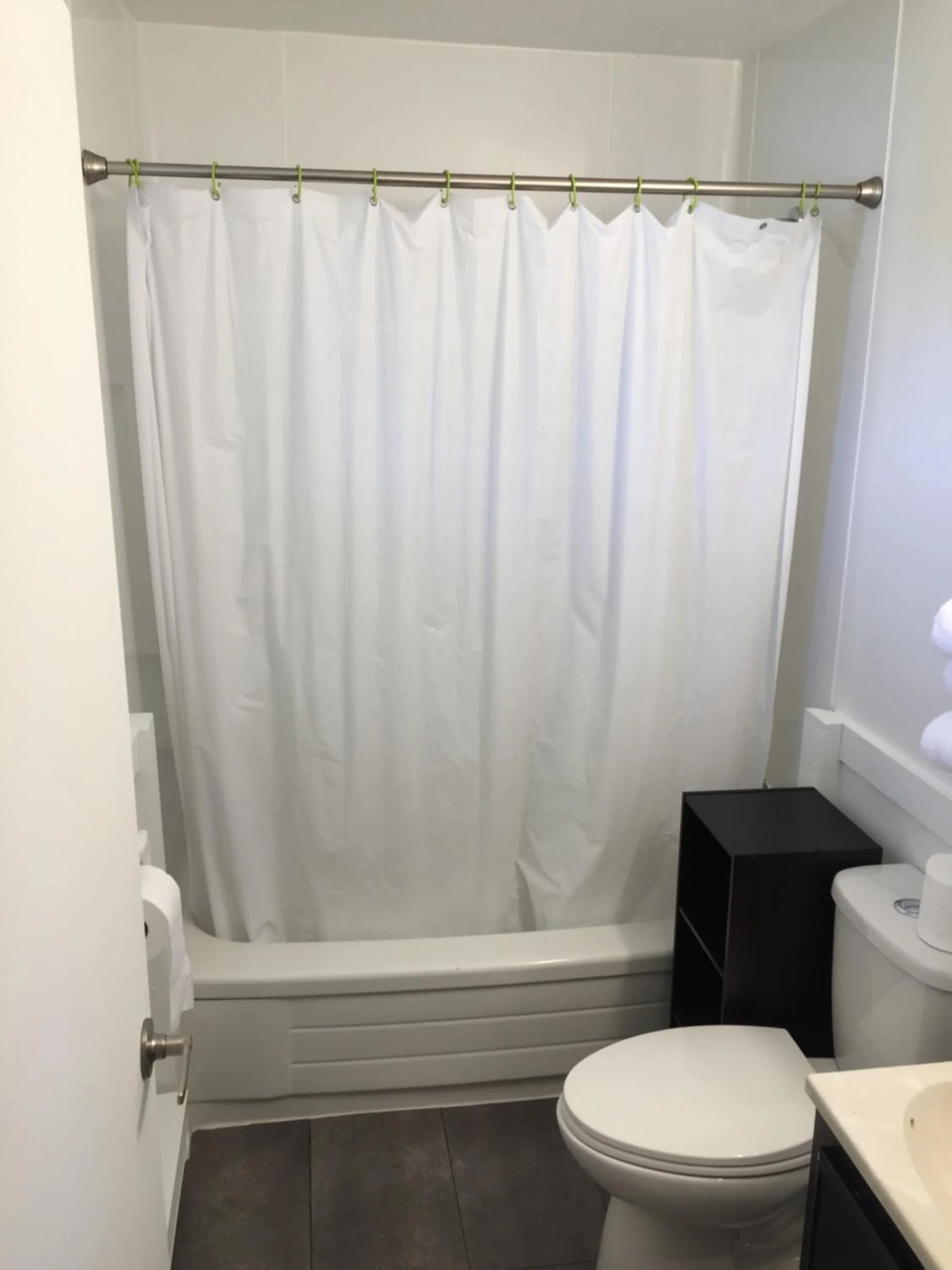 Bathroom in Greenside Motel