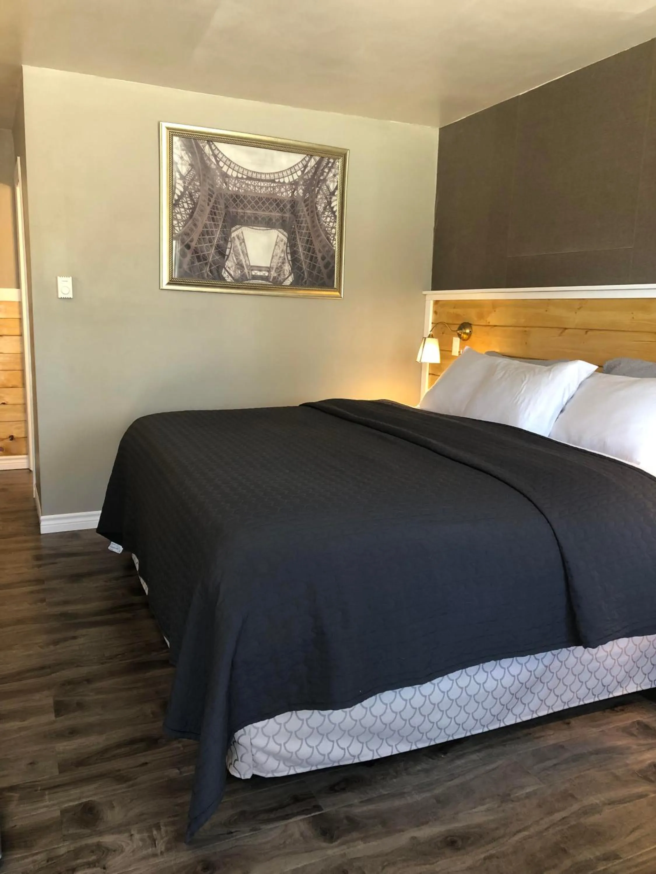 Bedroom in Greenside Motel