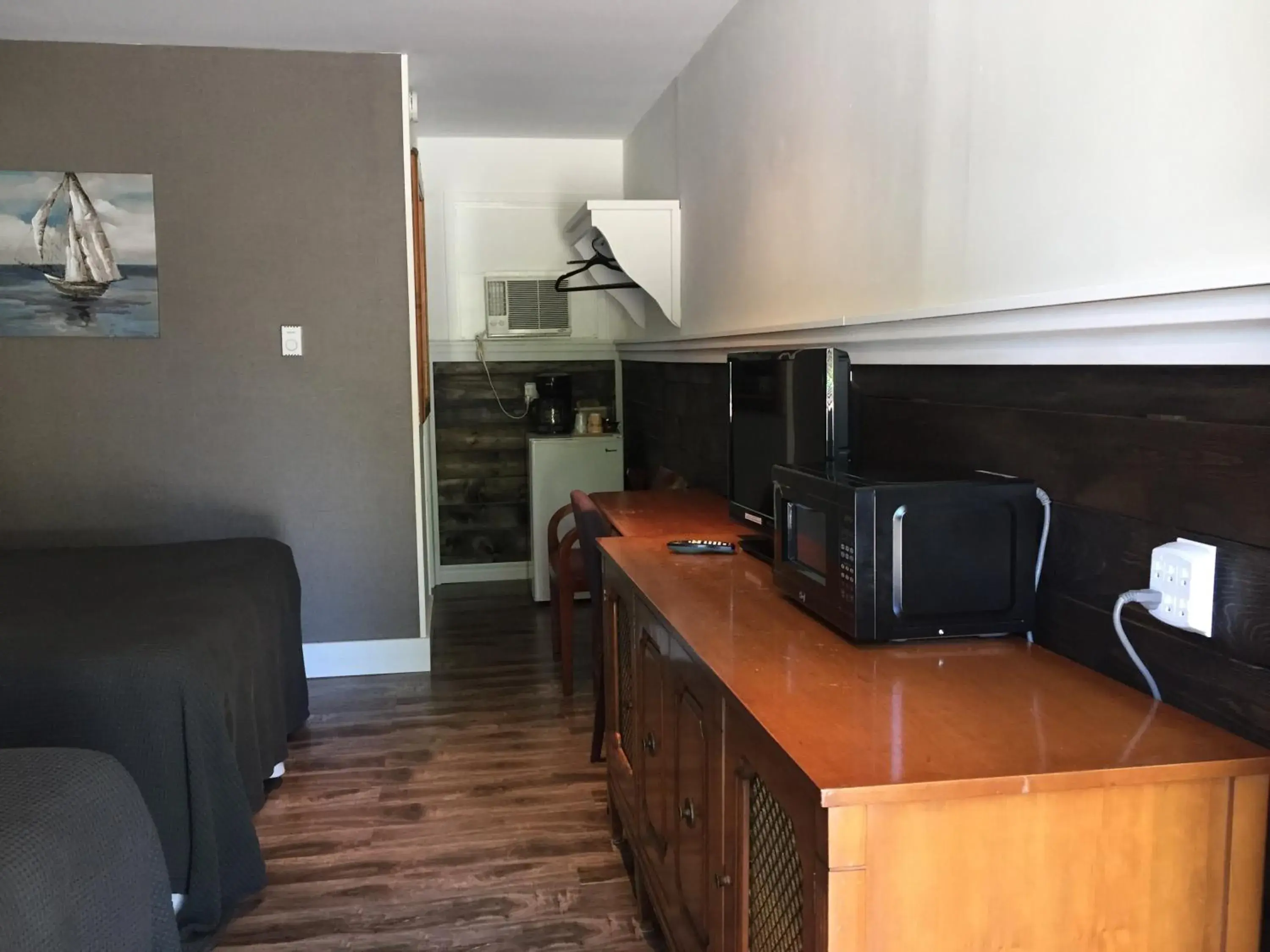 Standard Queen Room with Two Queen Beds in Greenside Motel Standard Queen Room with Two Queen Beds in Greenside Motel