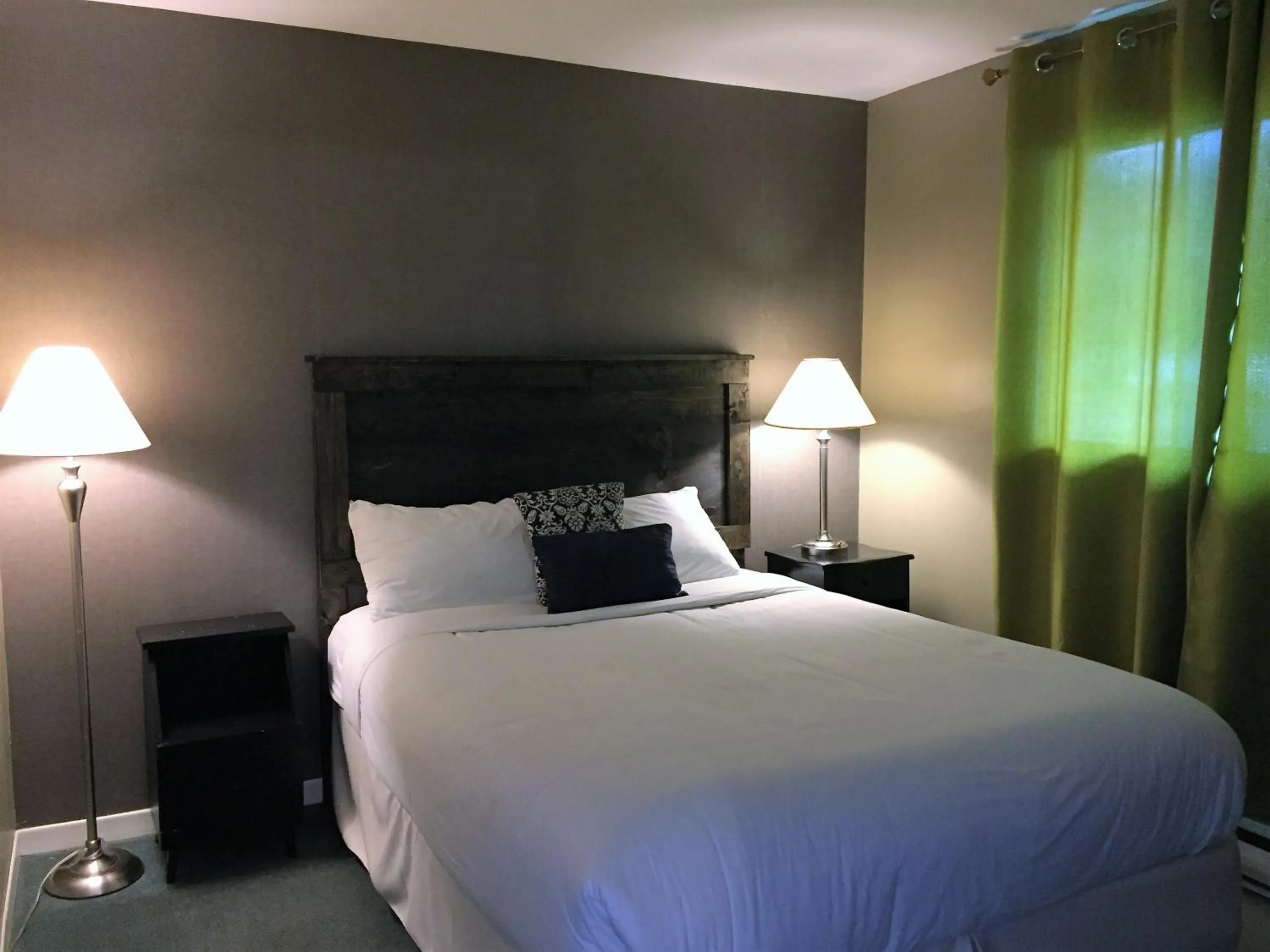 Bedroom in Greenside Motel