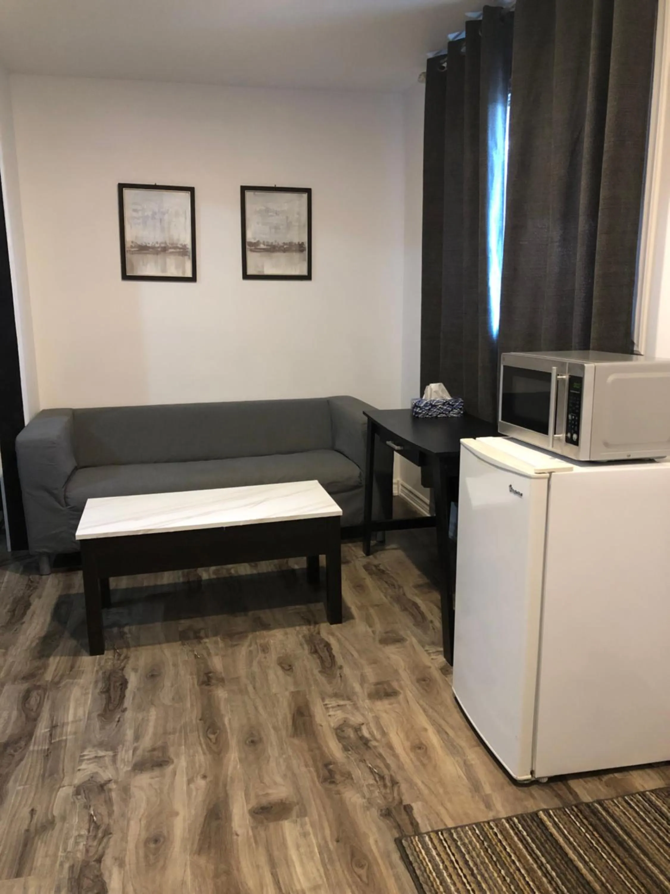 Living room in Greenside Motel