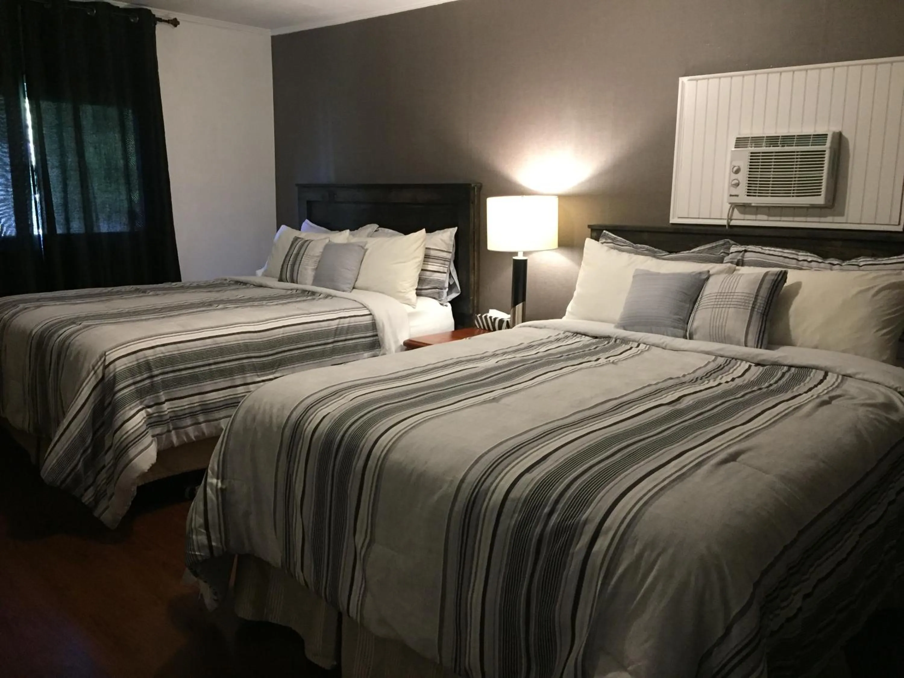 Bedroom in Greenside Motel