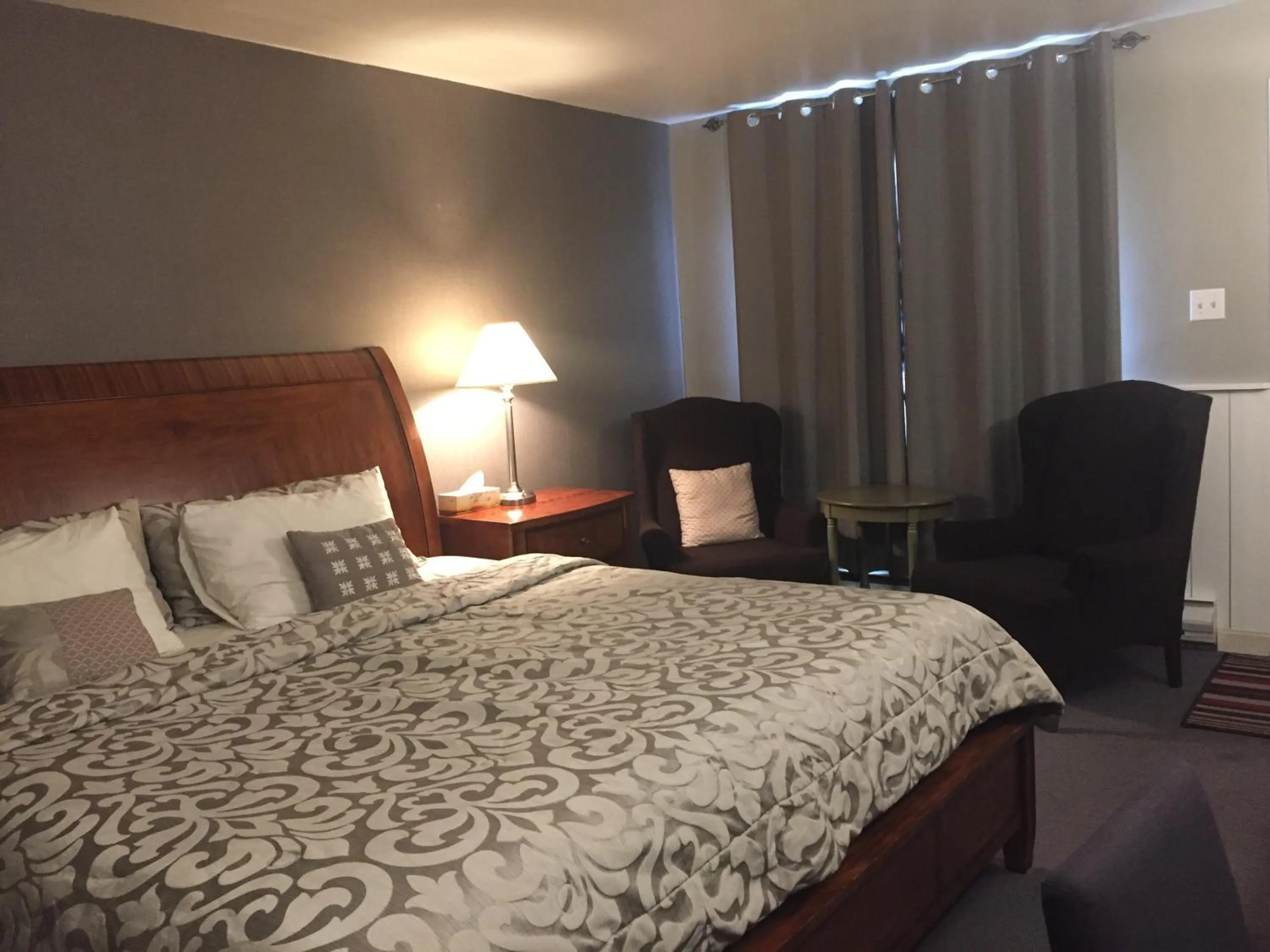 Bedroom in Greenside Motel