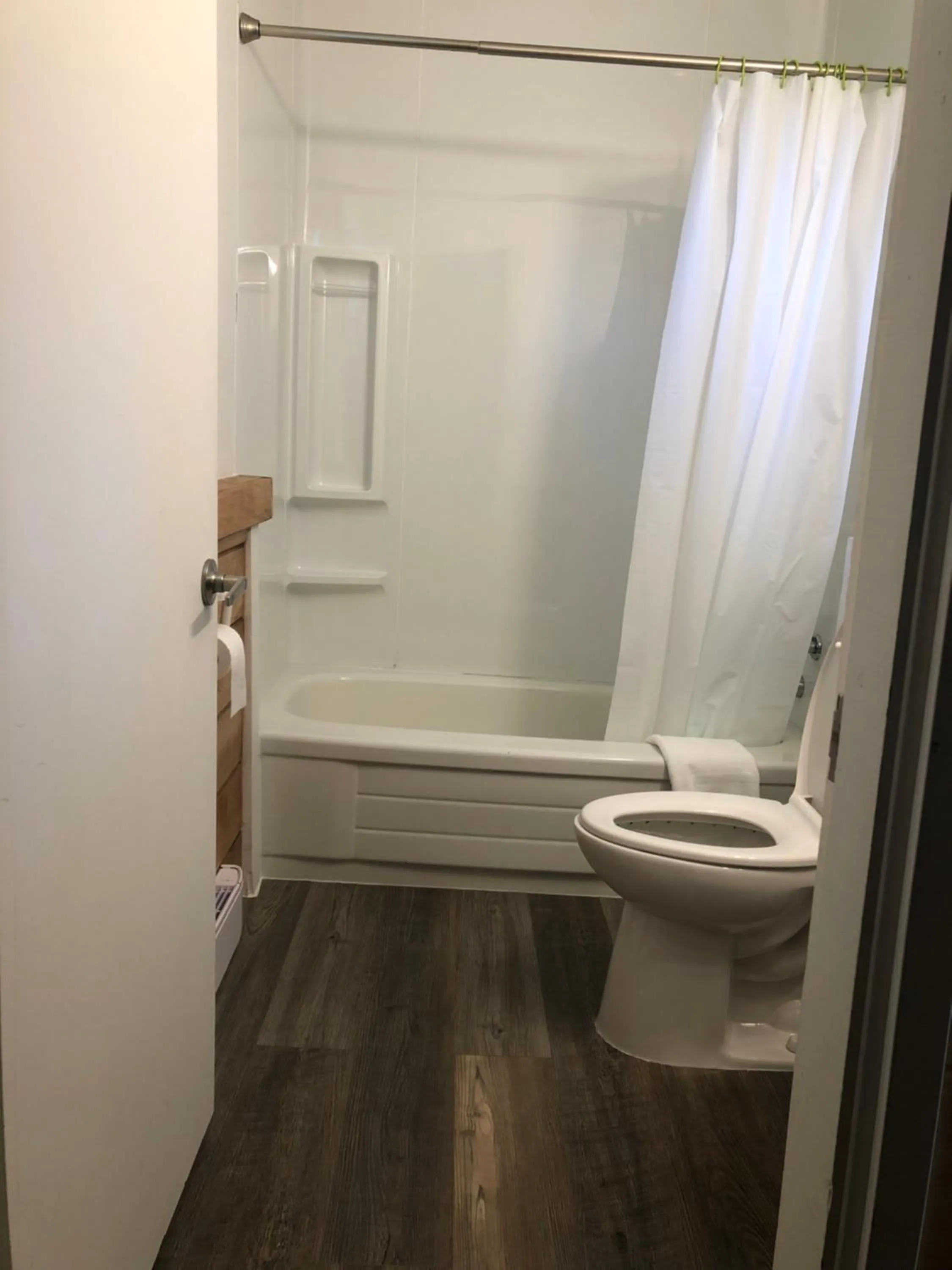 Bathroom in Greenside Motel