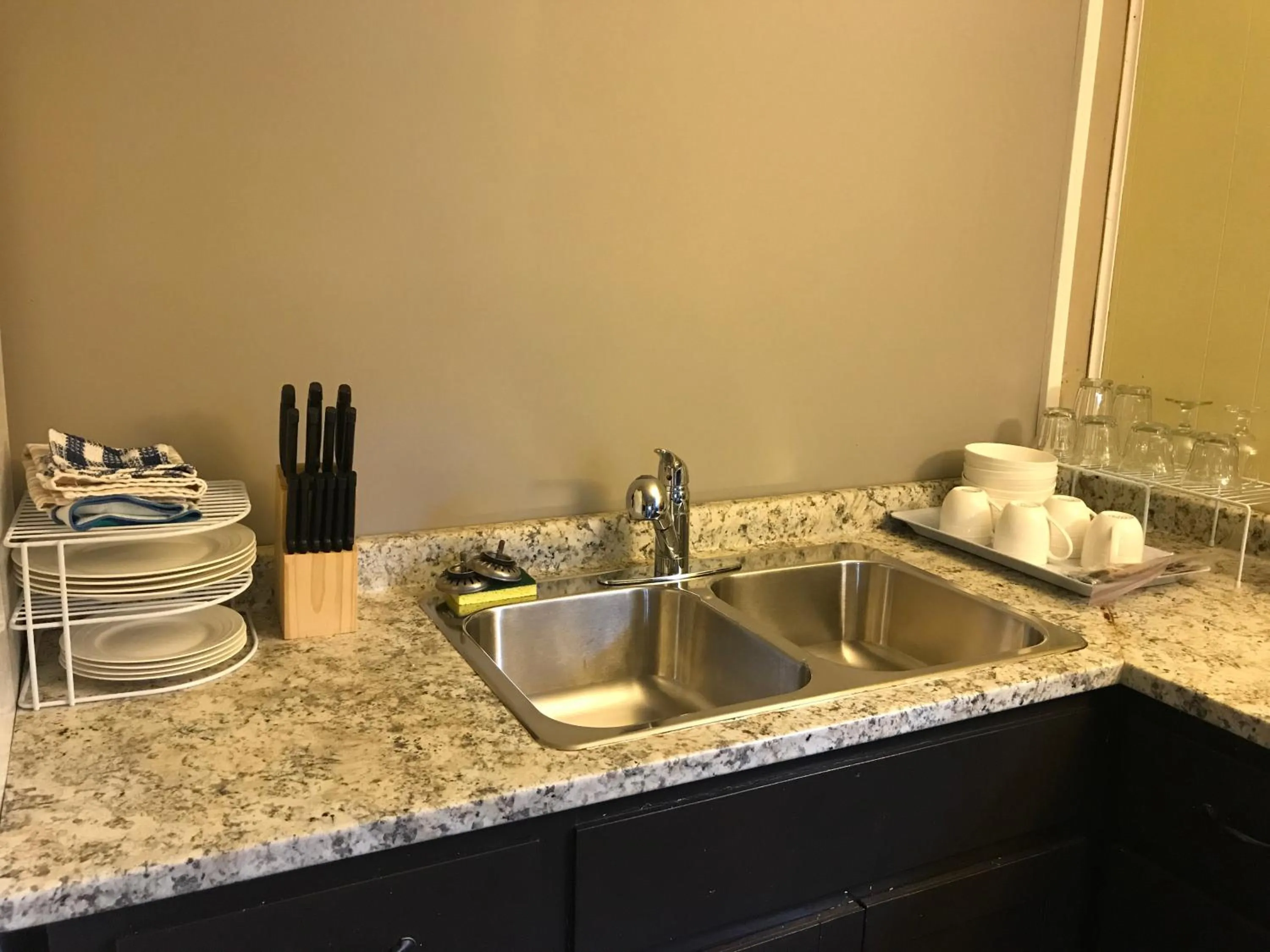 Kitchen or kitchenette in Greenside Motel