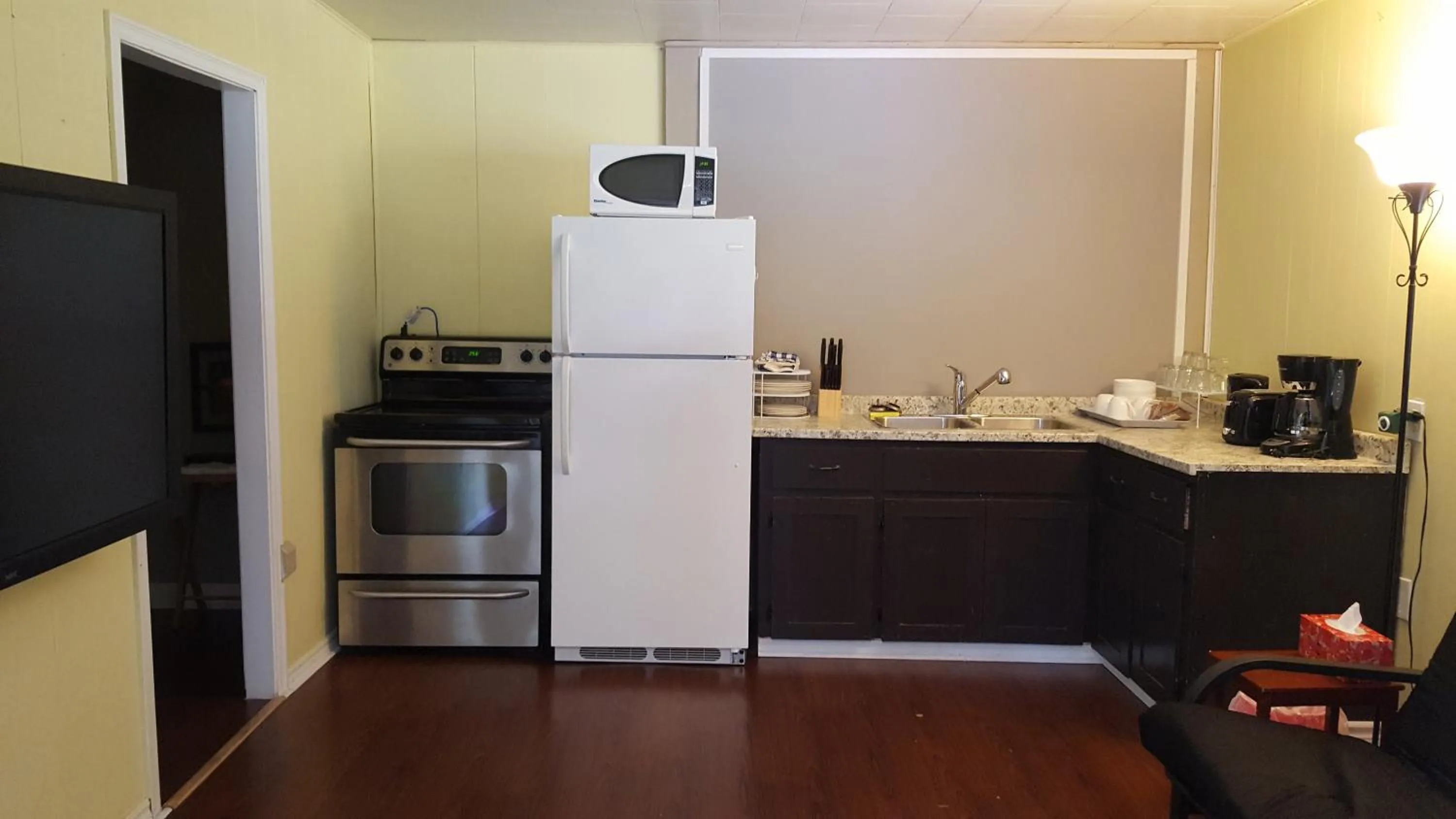 Kitchen or kitchenette in Greenside Motel