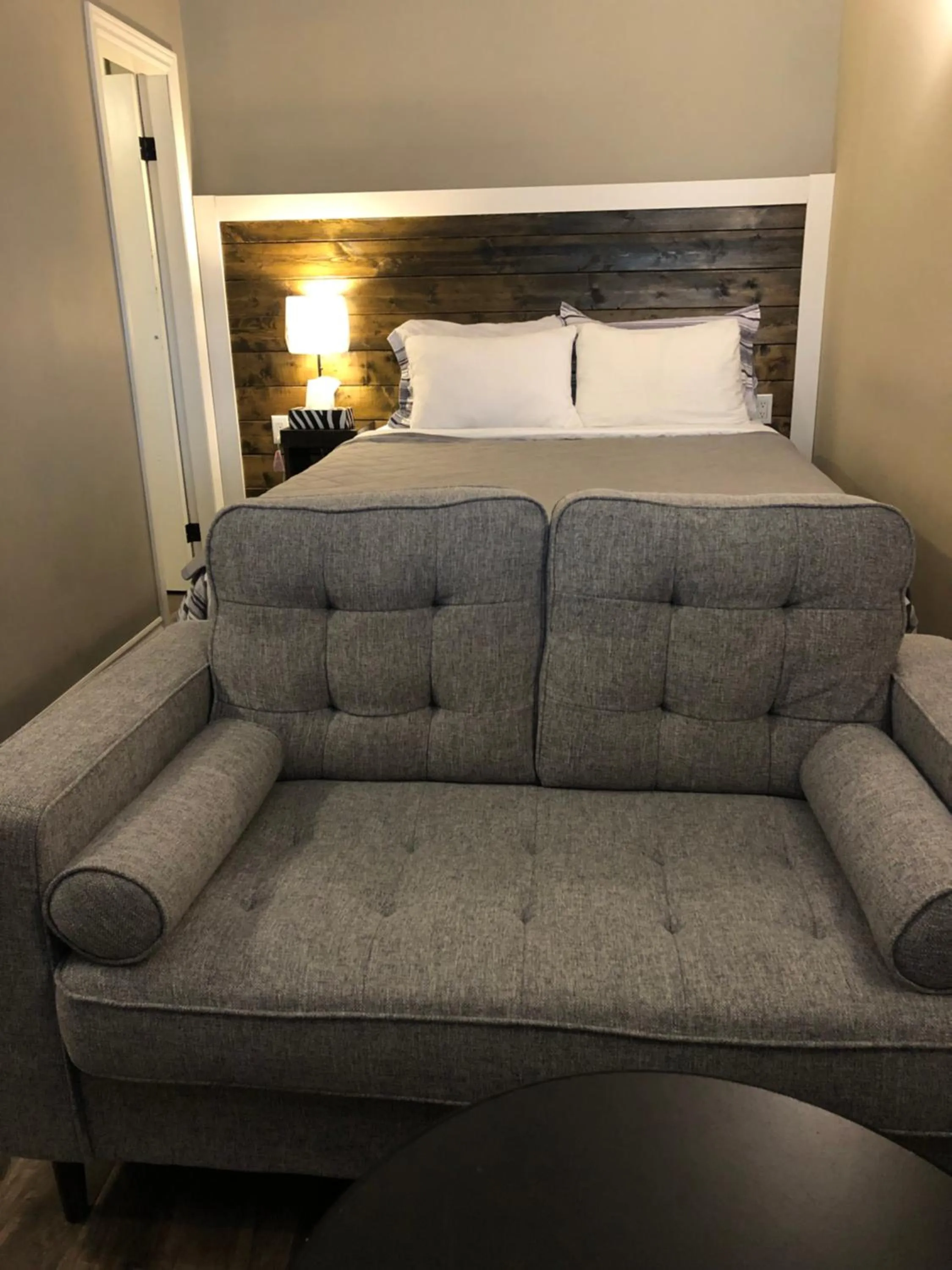 Seating area in Greenside Motel