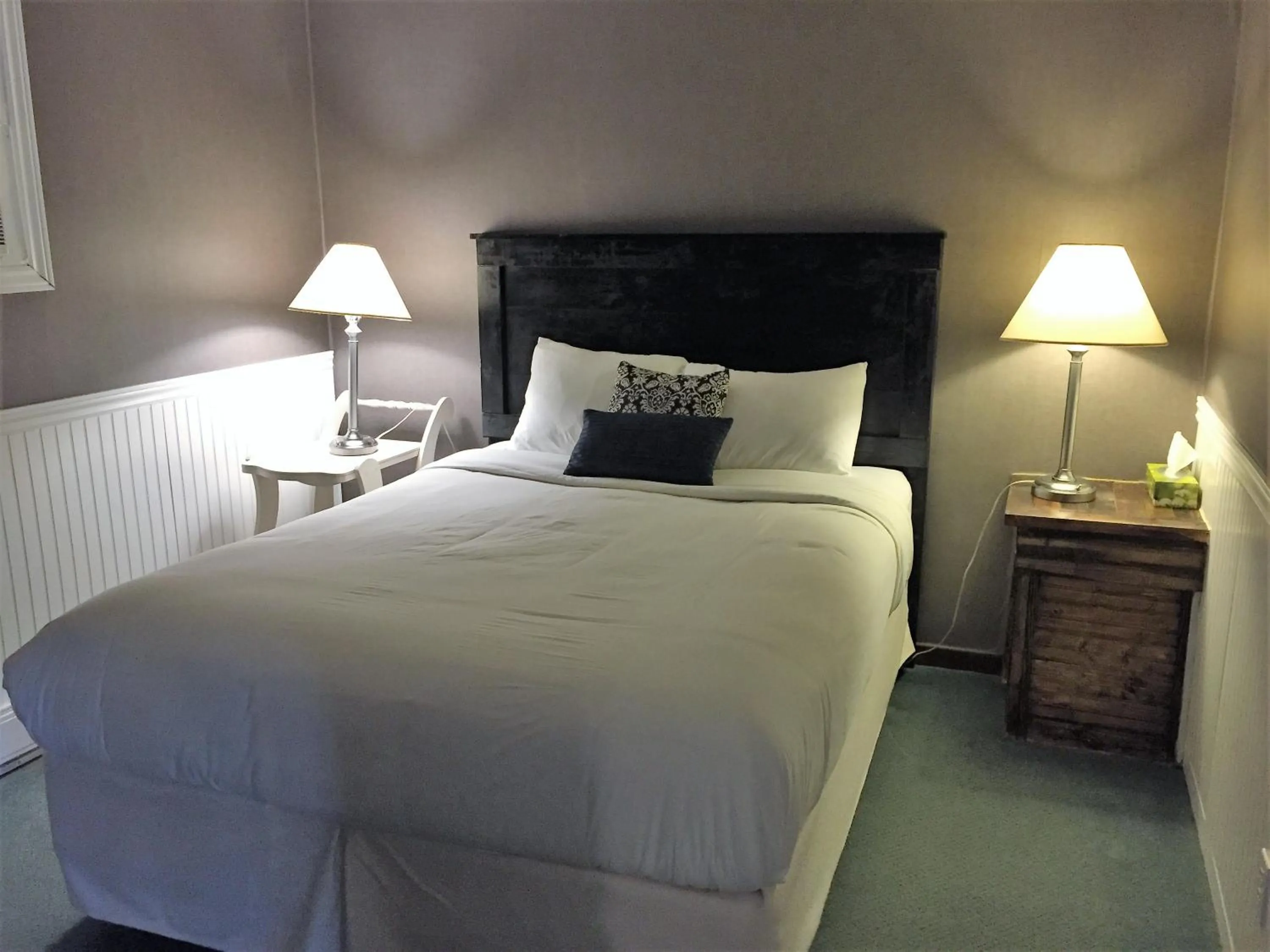 Bedroom in Greenside Motel