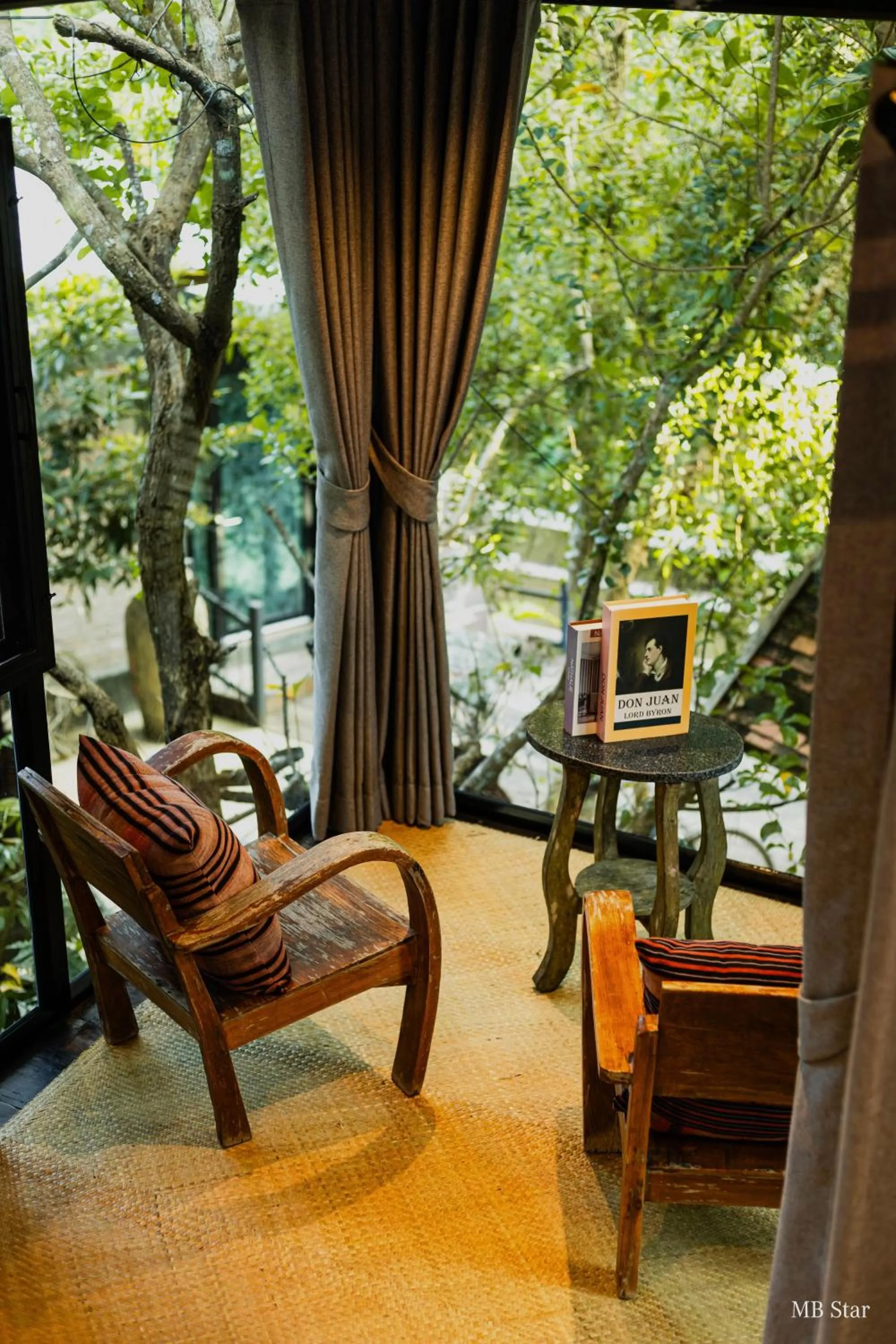 Seating area in Voraman Hut