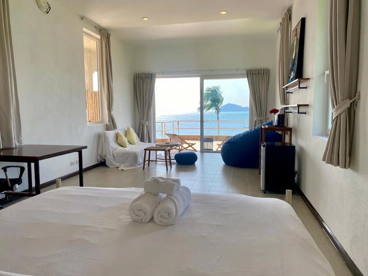 Bed in Baan Jai Dee Beach Front Hotel