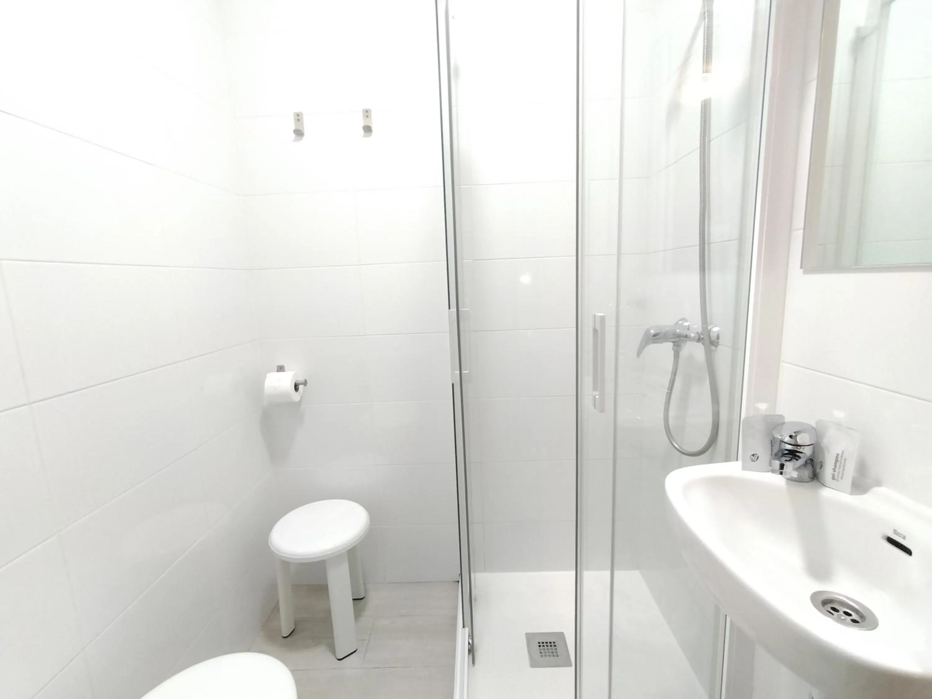 Shower in Hostal Albero by gaiarooms