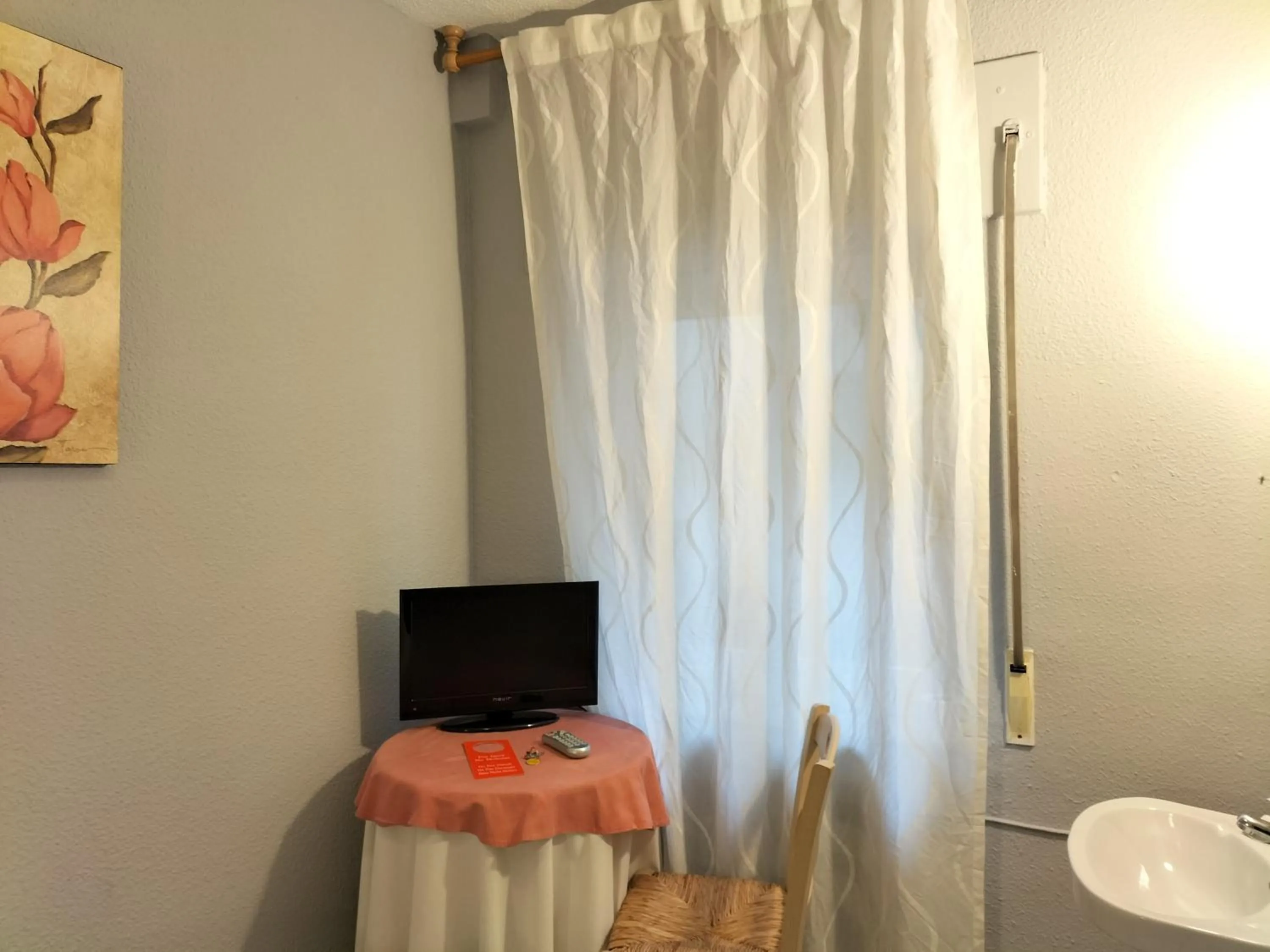 TV and multimedia in Hostal Albero by gaiarooms