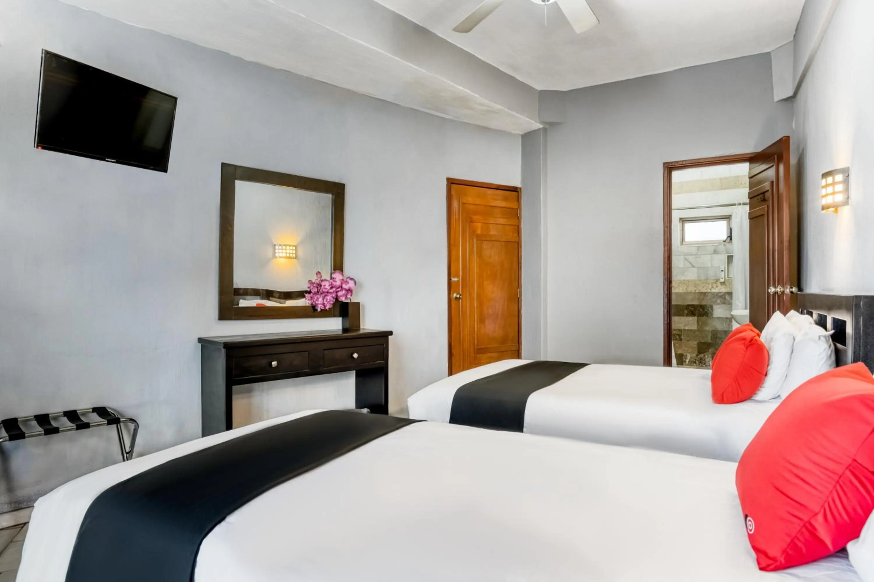 Photo of the whole room, Bed in Guadalajara Express Tonala