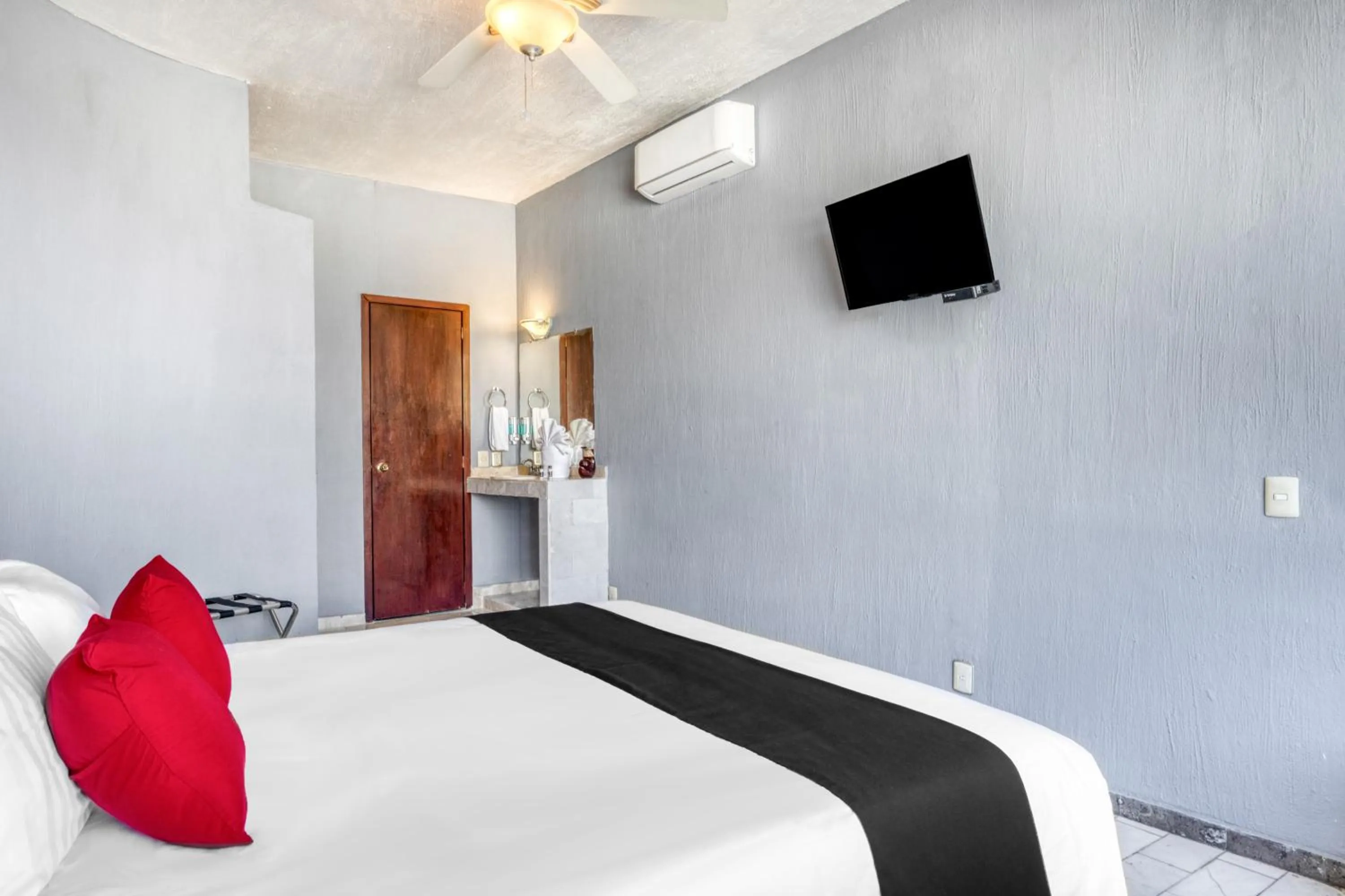 Photo of the whole room, Bed in Guadalajara Express Tonala