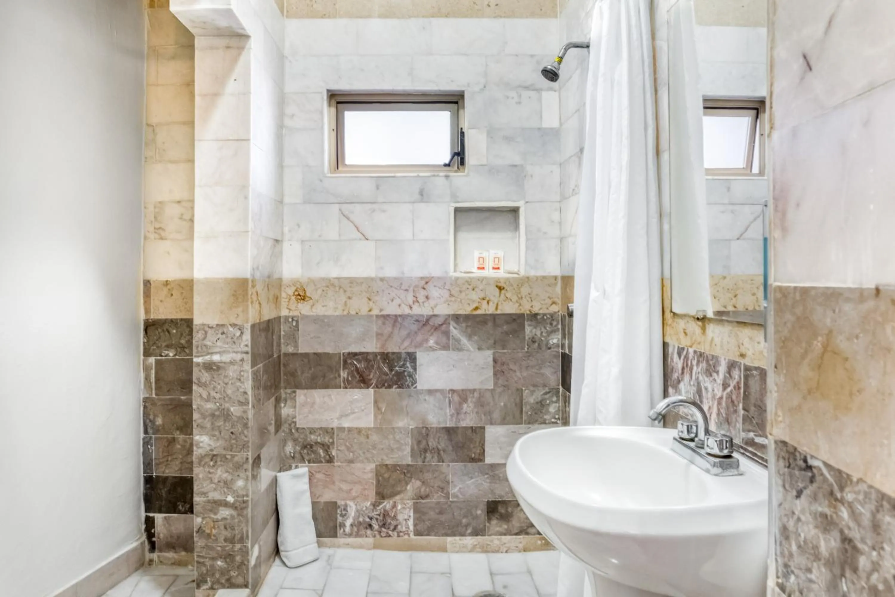 Bathroom in Guadalajara Express Tonala