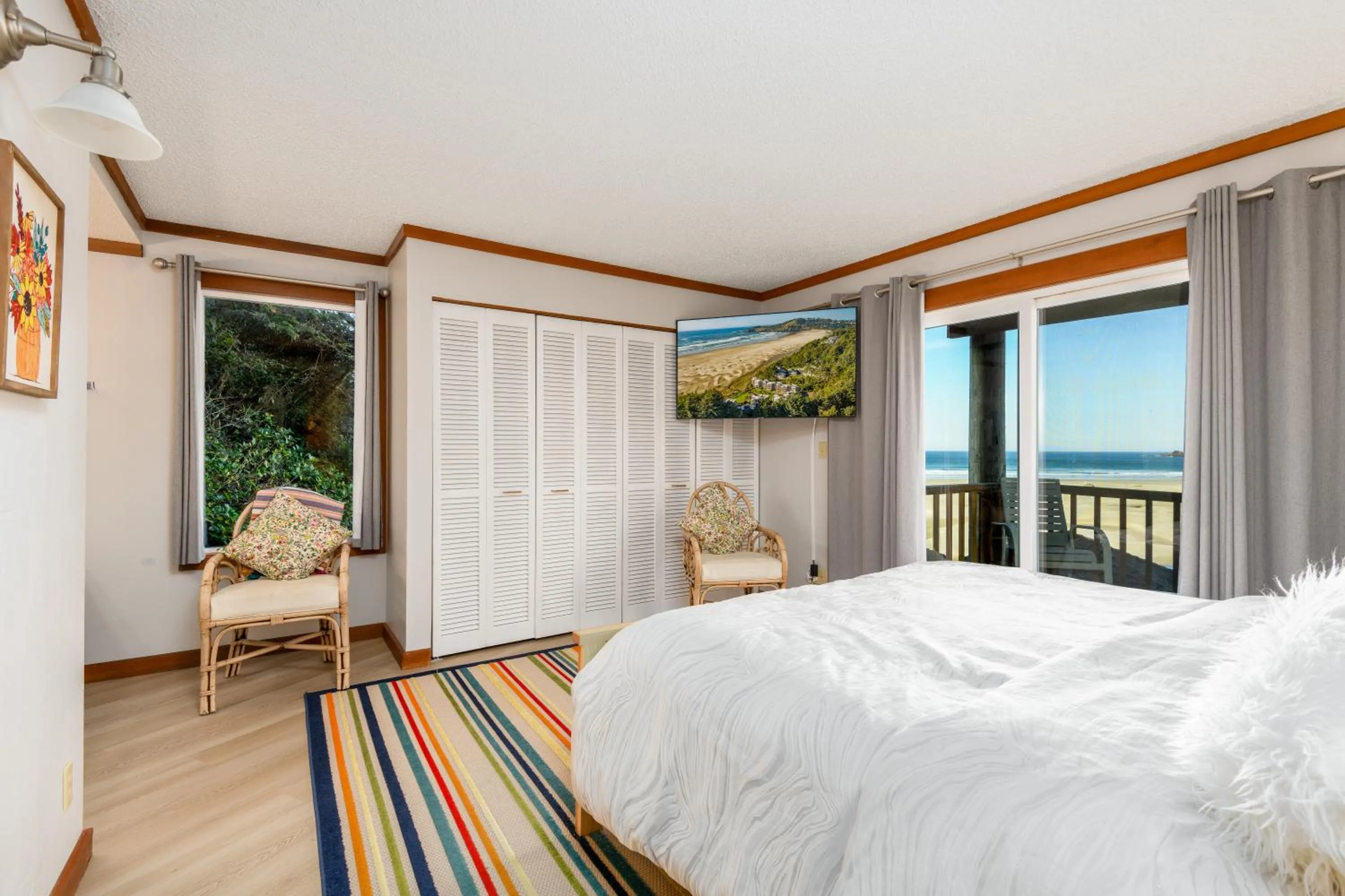 Bed in Little Creek Cove Beach Resort