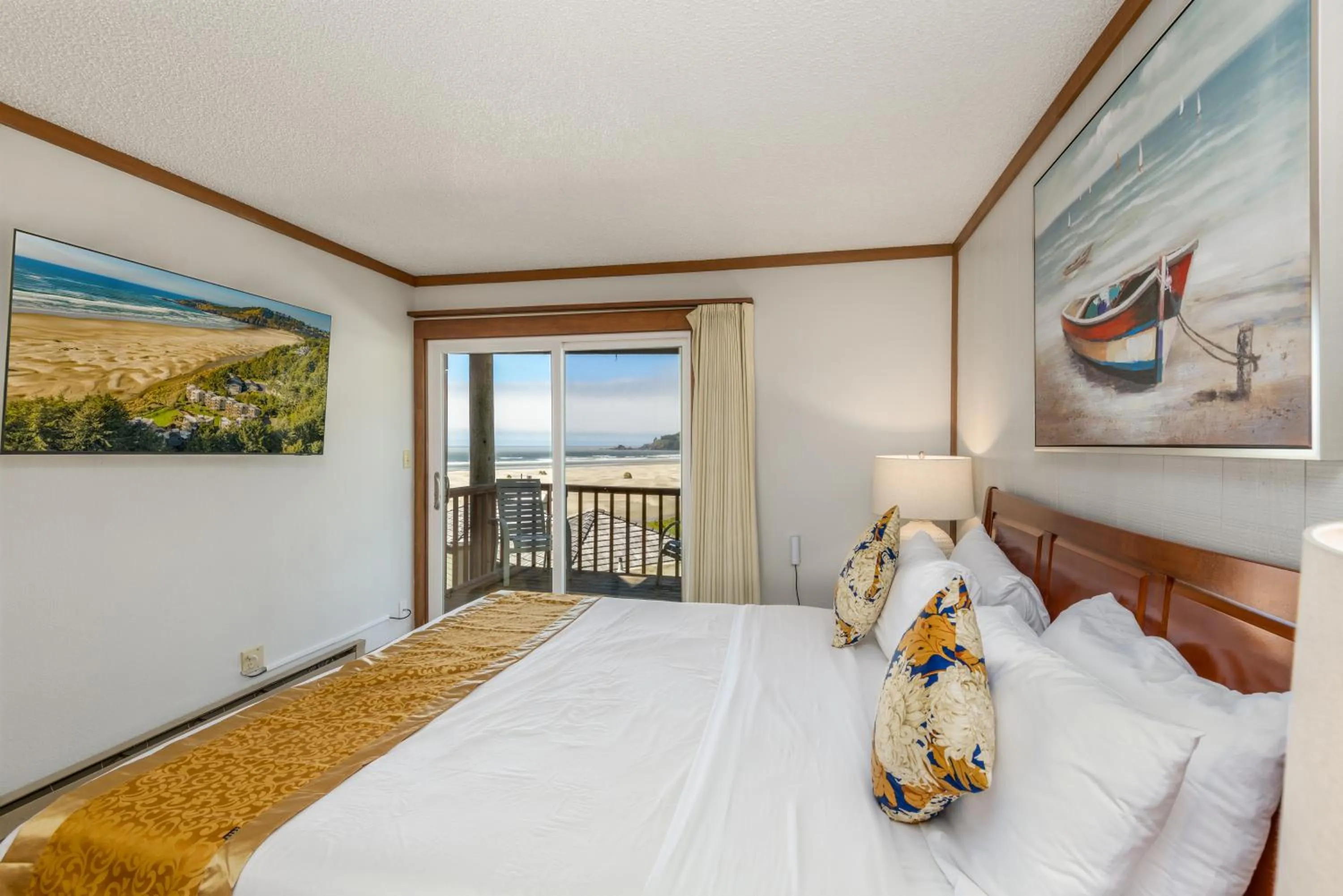 Bed in Little Creek Cove Beach Resort