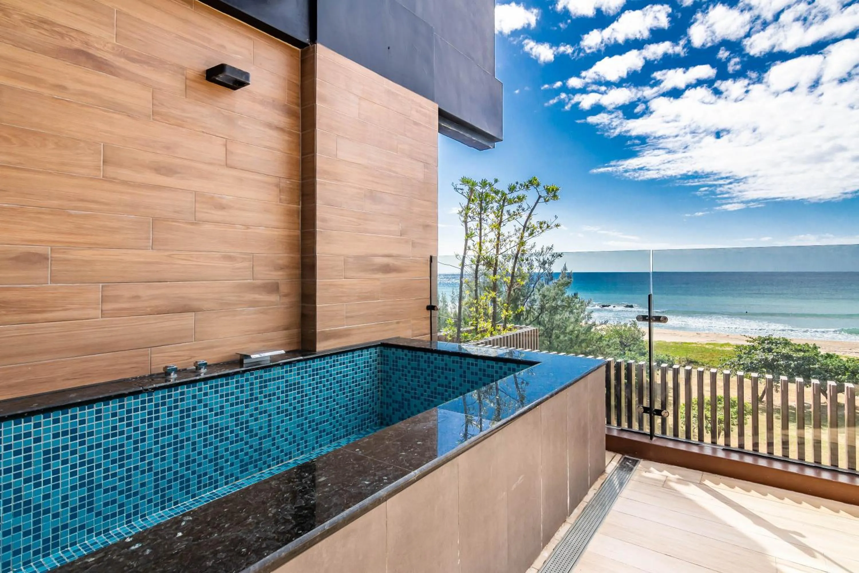 Swimming pool in Kenting Sea Wall 112