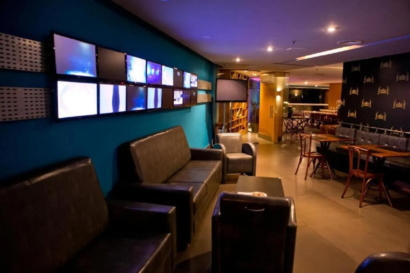 Restaurant/places to eat in Victory Business Hotel