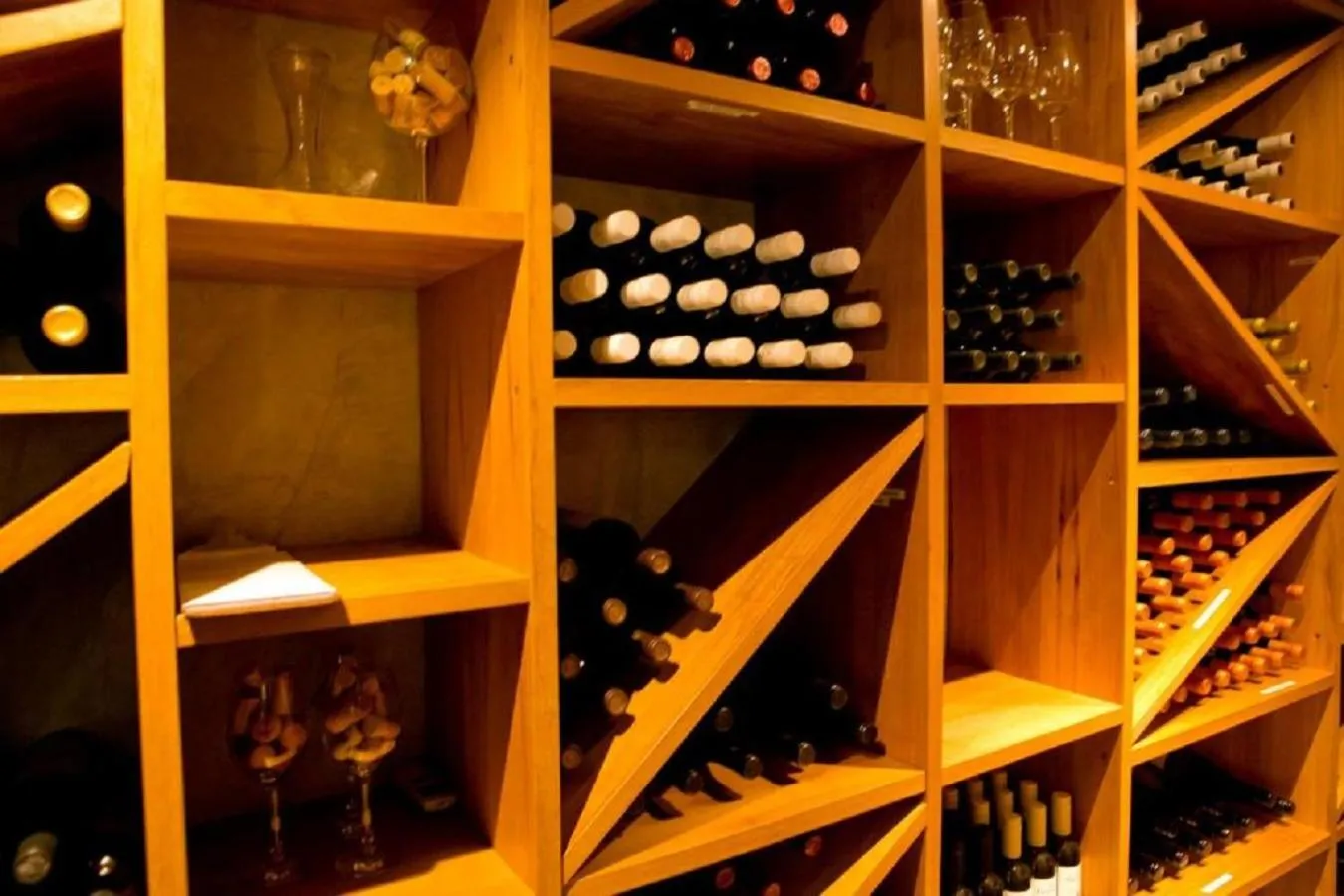 Restaurant/places to eat in Victory Business Hotel