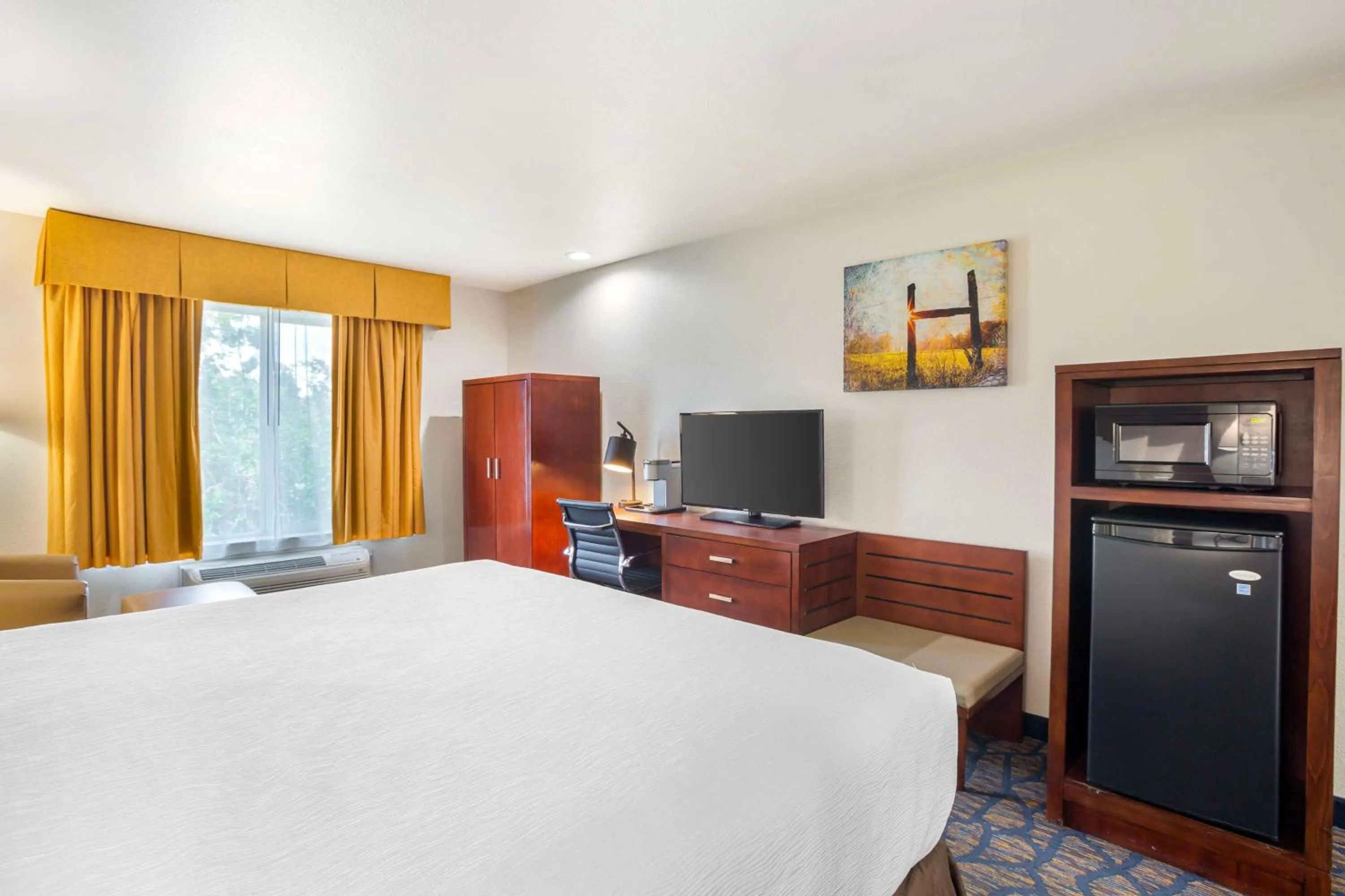 Bedroom, Bed in Best Western Plus Villa Del Lago Inn Patterson