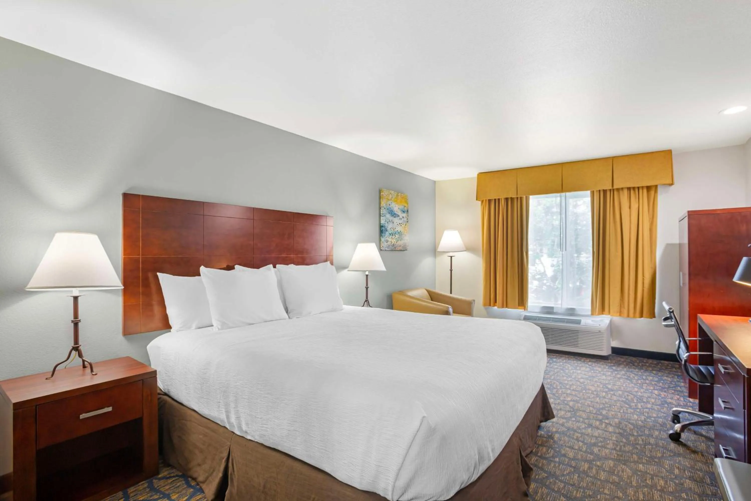 Bedroom, Bed in Best Western Plus Villa Del Lago Inn Patterson