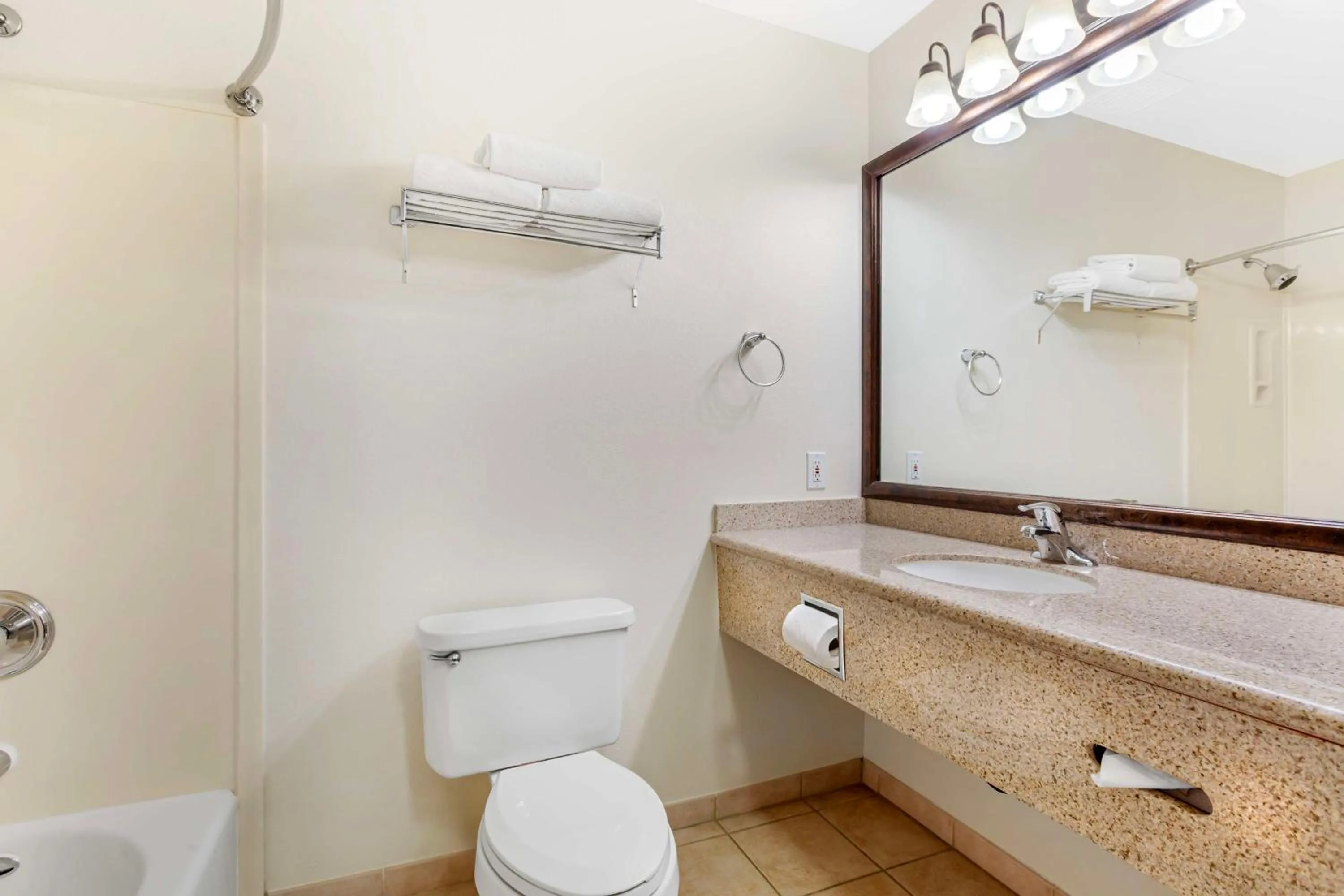 Bathroom in Best Western Plus Villa Del Lago Inn Patterson