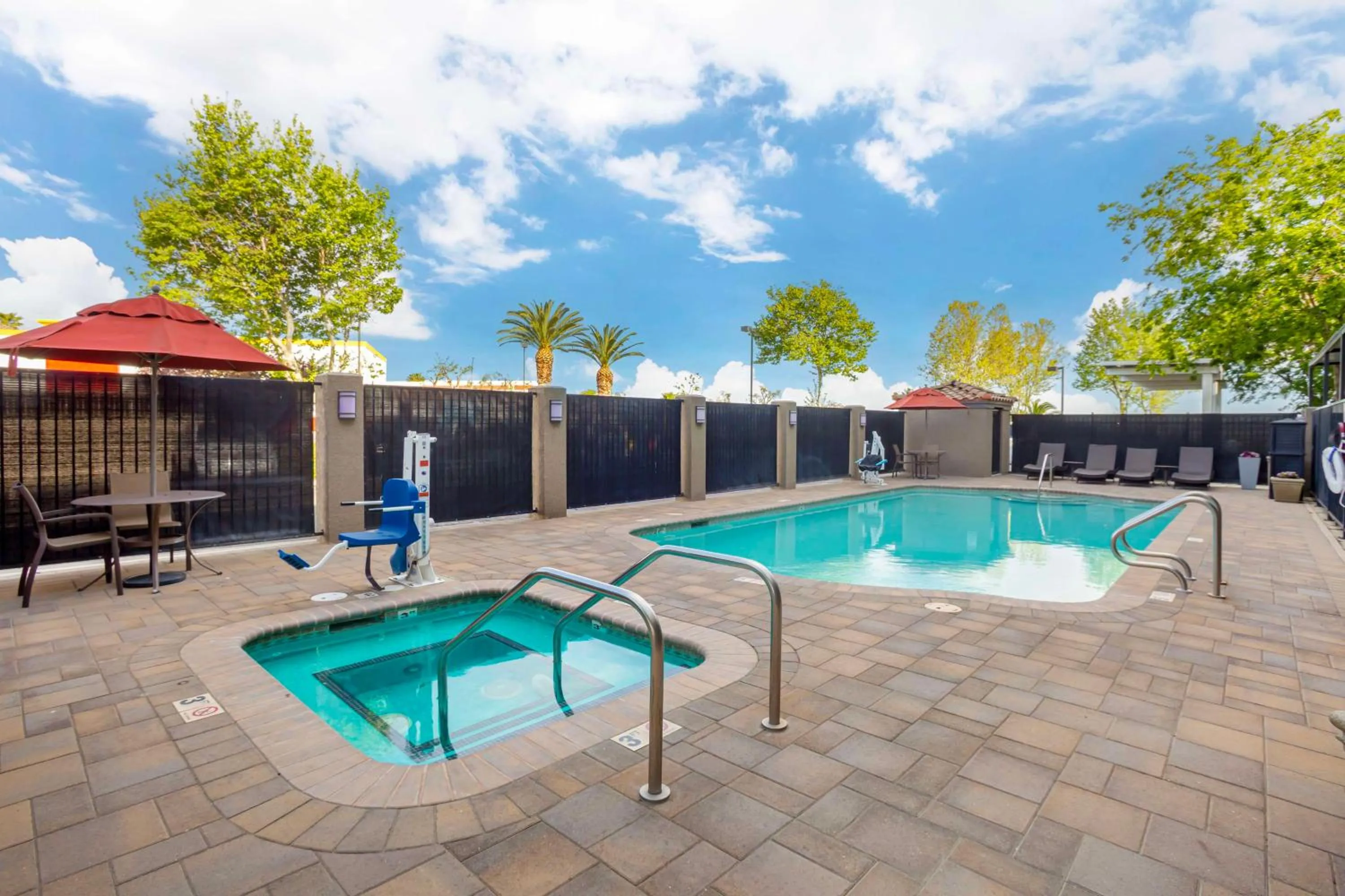 Pool view in Best Western Plus Villa Del Lago Inn Patterson