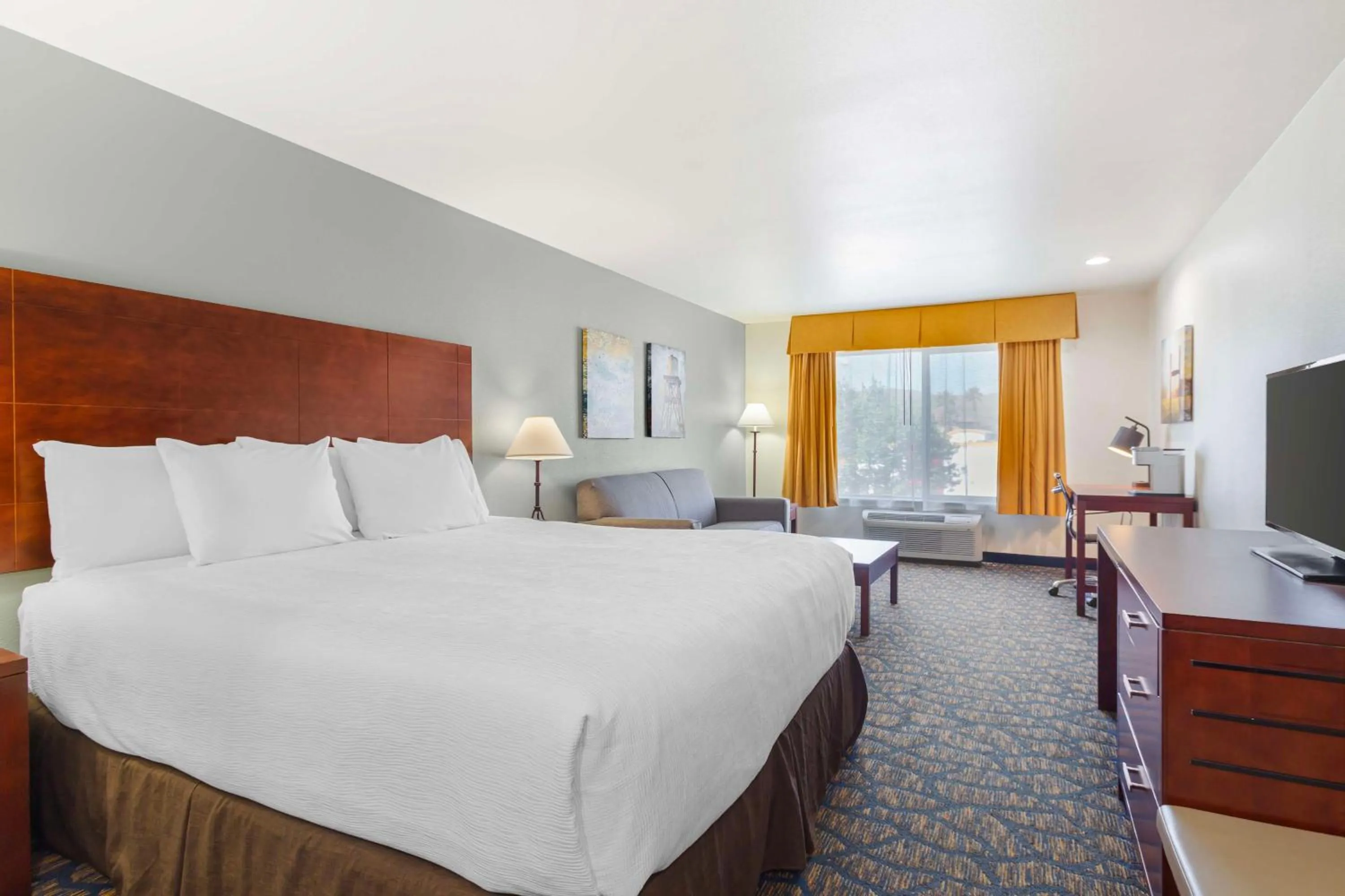 Bedroom, Bed in Best Western Plus Villa Del Lago Inn Patterson