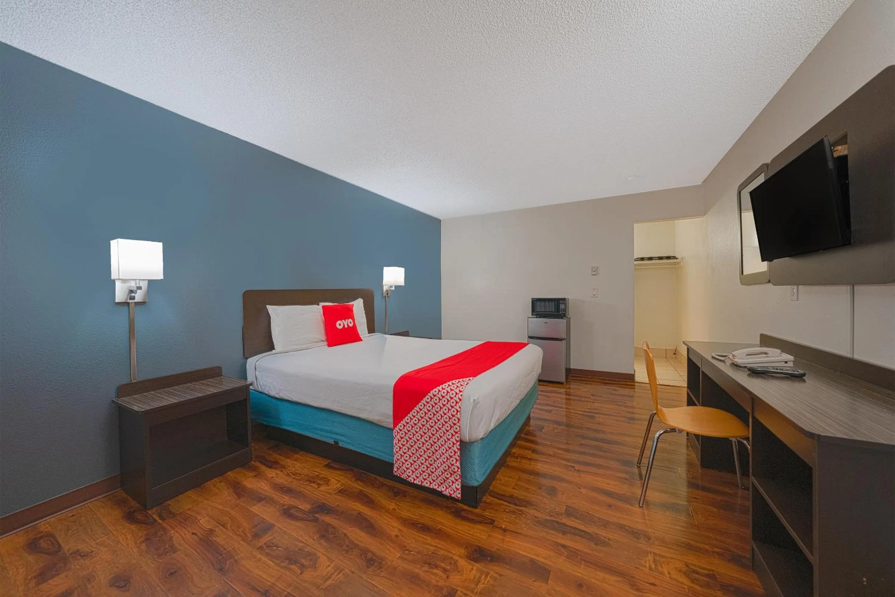 Bedroom, Bed in OYO Hotel St Helens OR